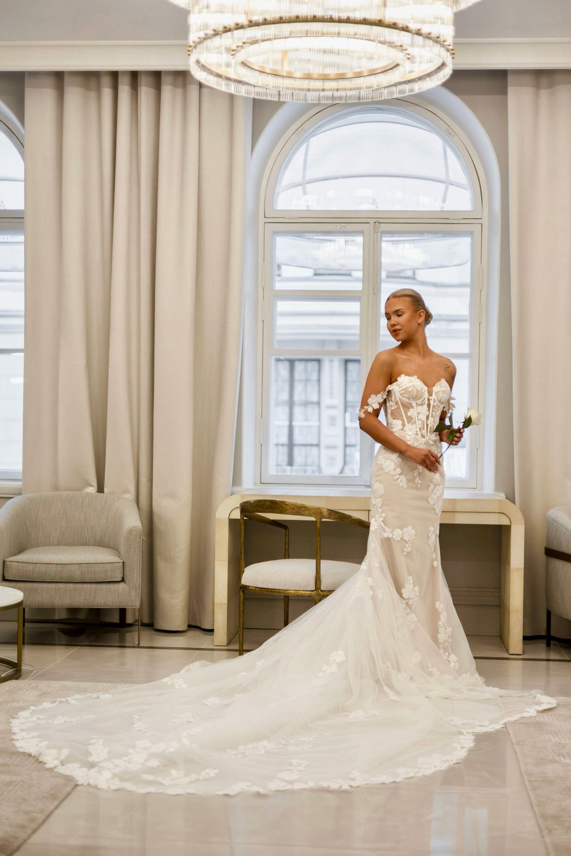 Olkaimeton tyköistuva häämekko pitsiyksityiskohdilla.