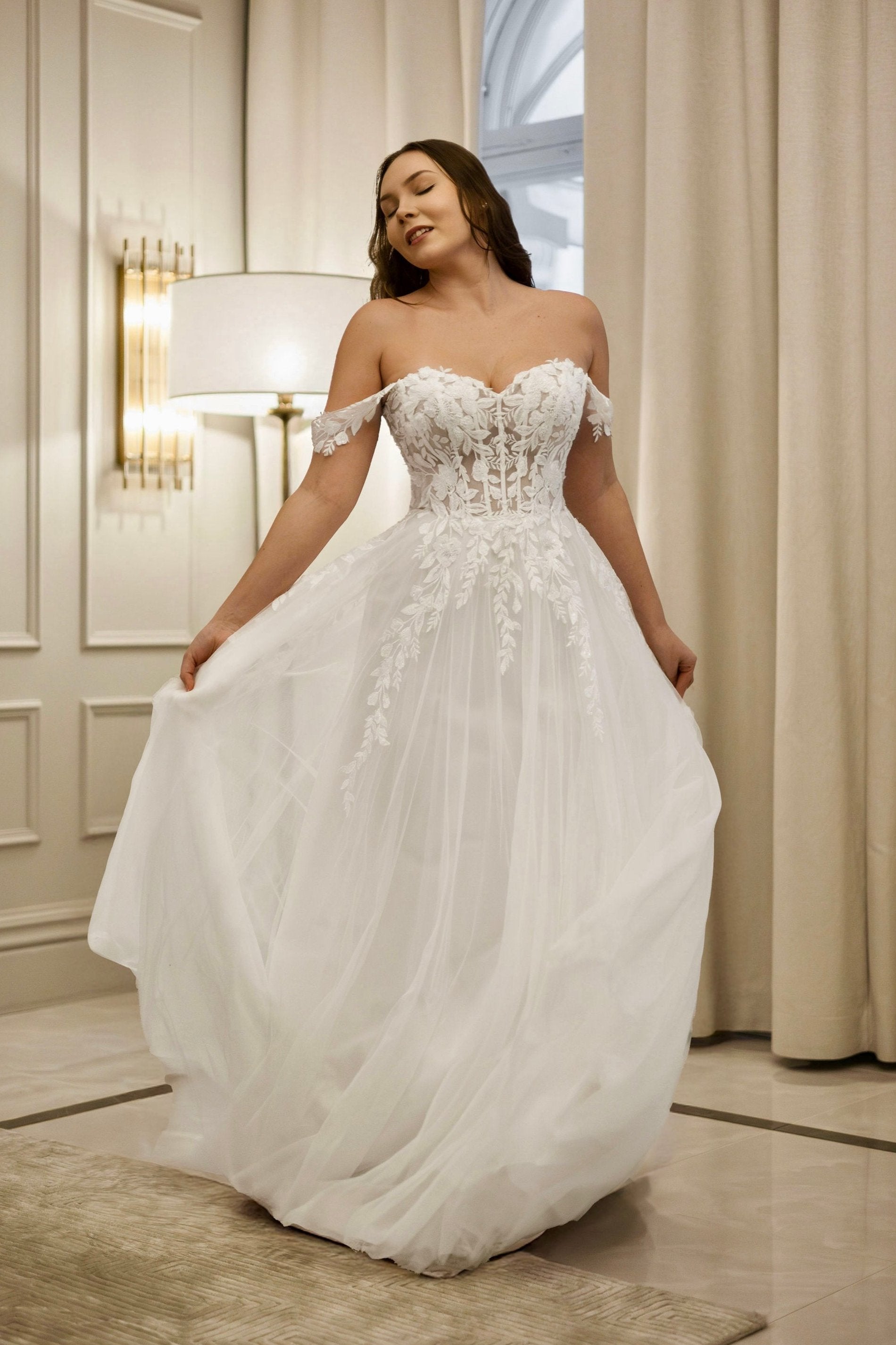 Häämekko pitsiyläosalla, läpikuultava selkä ja näyttävä tyllilaahus.