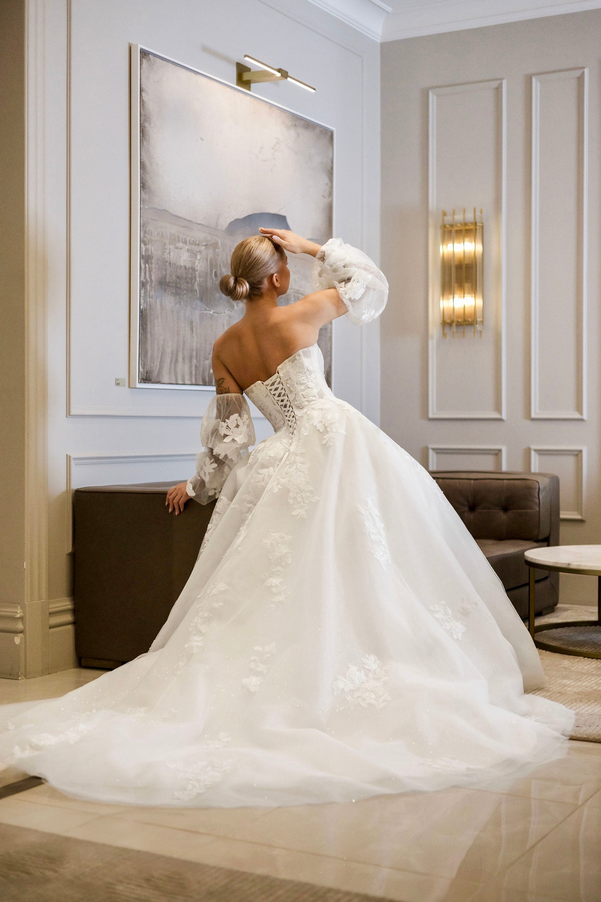 A-linjainen olkaimeton häämekko tyllistä, irtohihoilla, takaa.