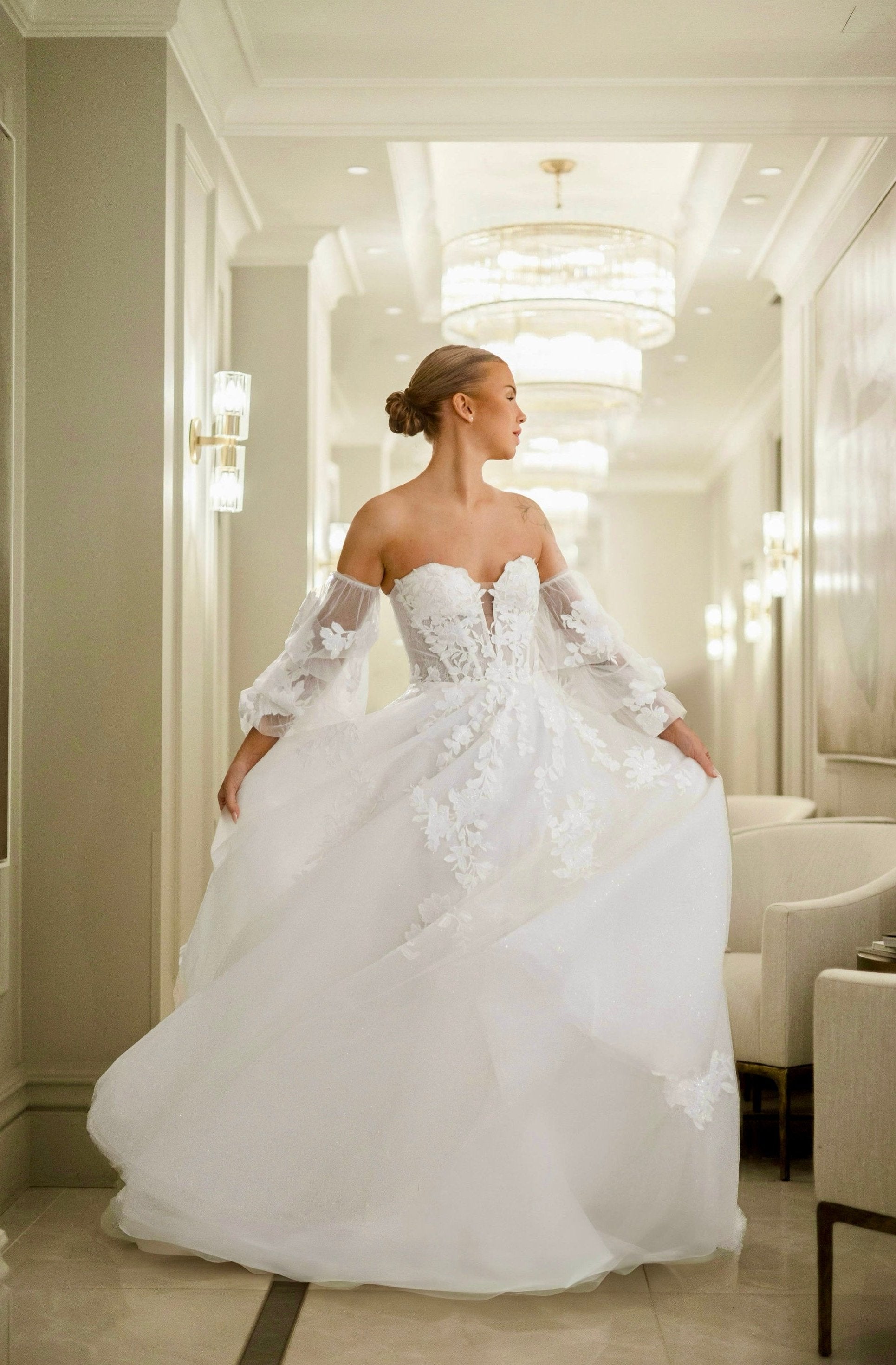 A-linjainen olkaimeton häämekko tyllistä, irtohihoilla.