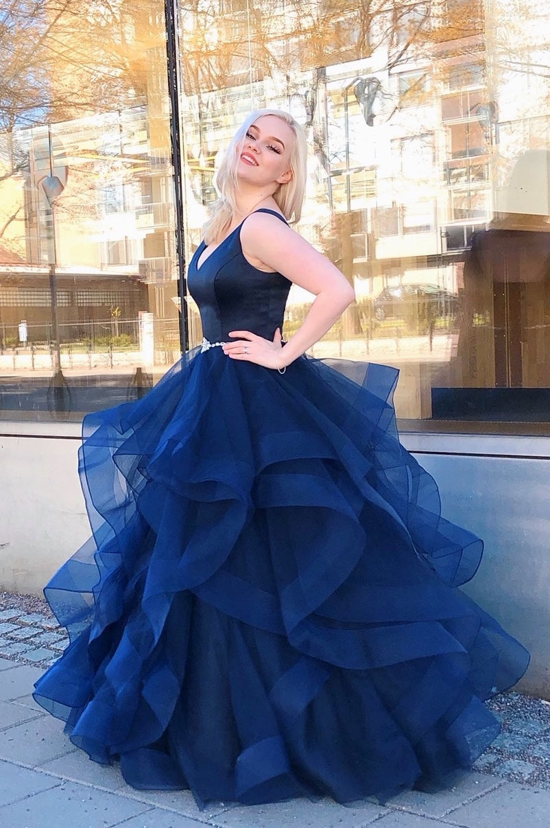 Tummansininen vanhojentanssimekko röyhelöhelmalla.