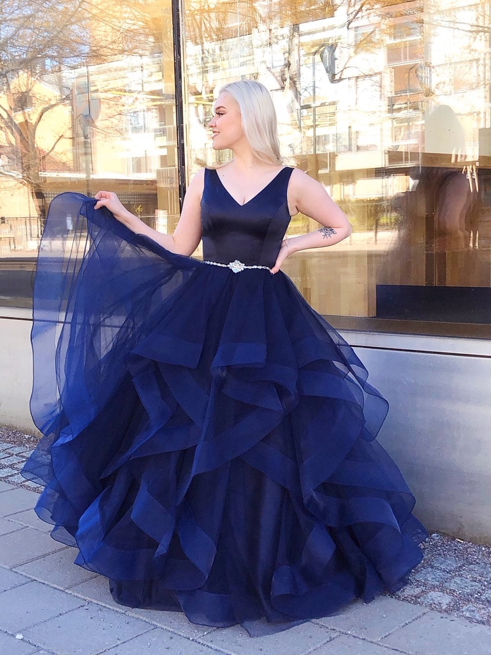 Tummansininen vanhojentanssimekko röyhelöhelmalla, edestä.