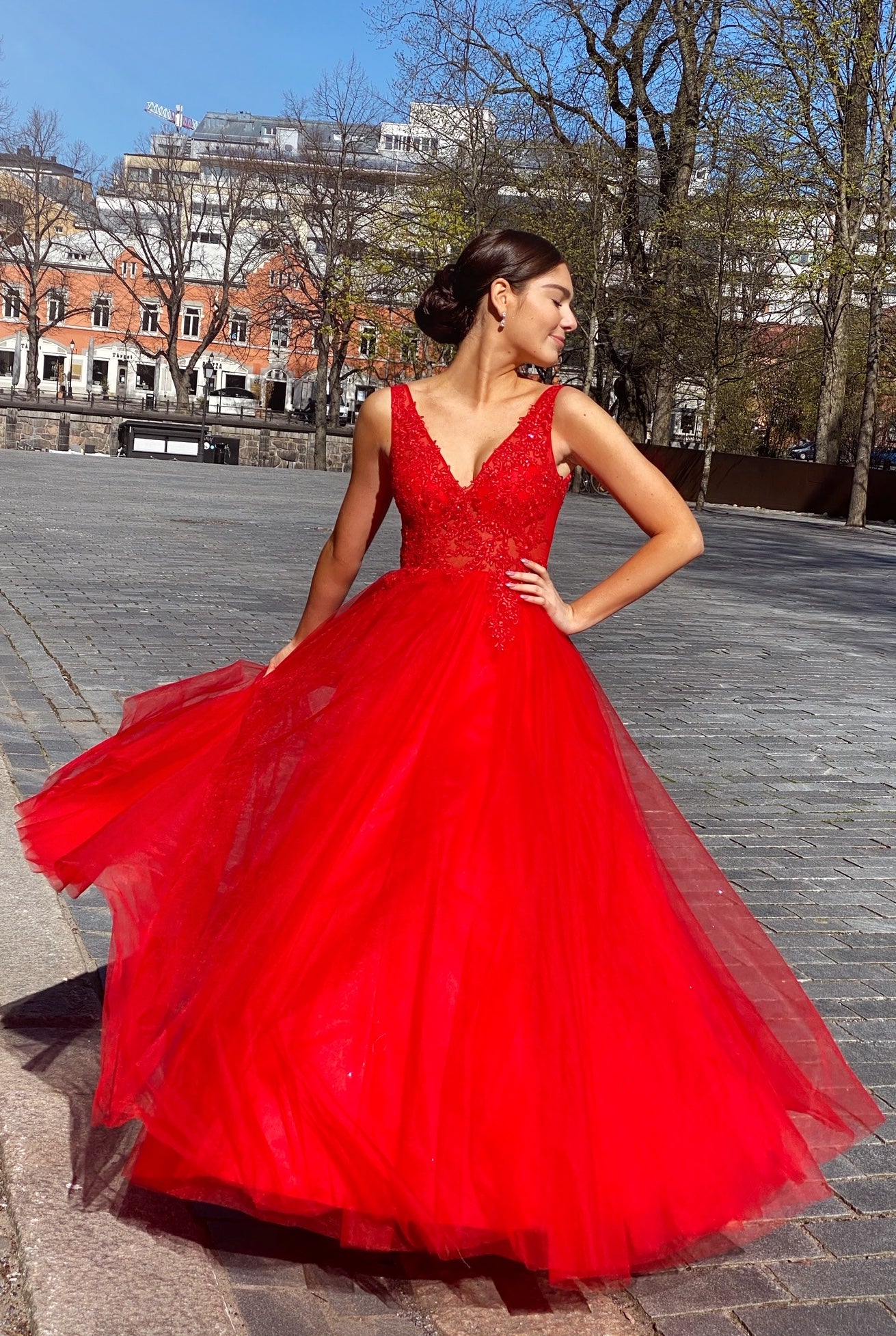 Punainen vanhojentanssimekko, tyllihame ja pitsiyläosa.