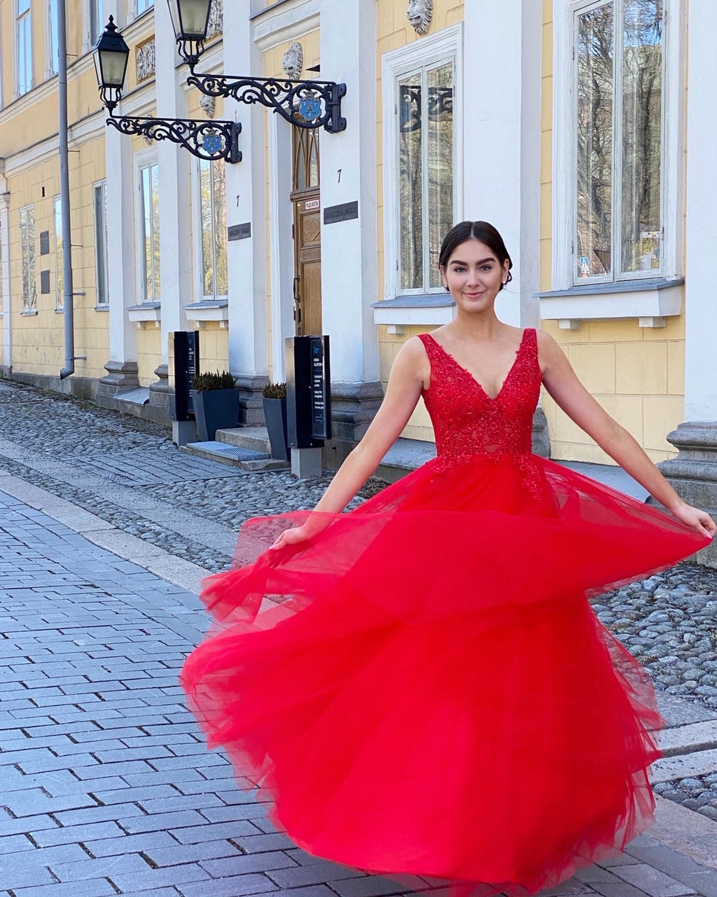 Punainen vanhojentanssimekko, tyllihame ja pitsiyläosa.