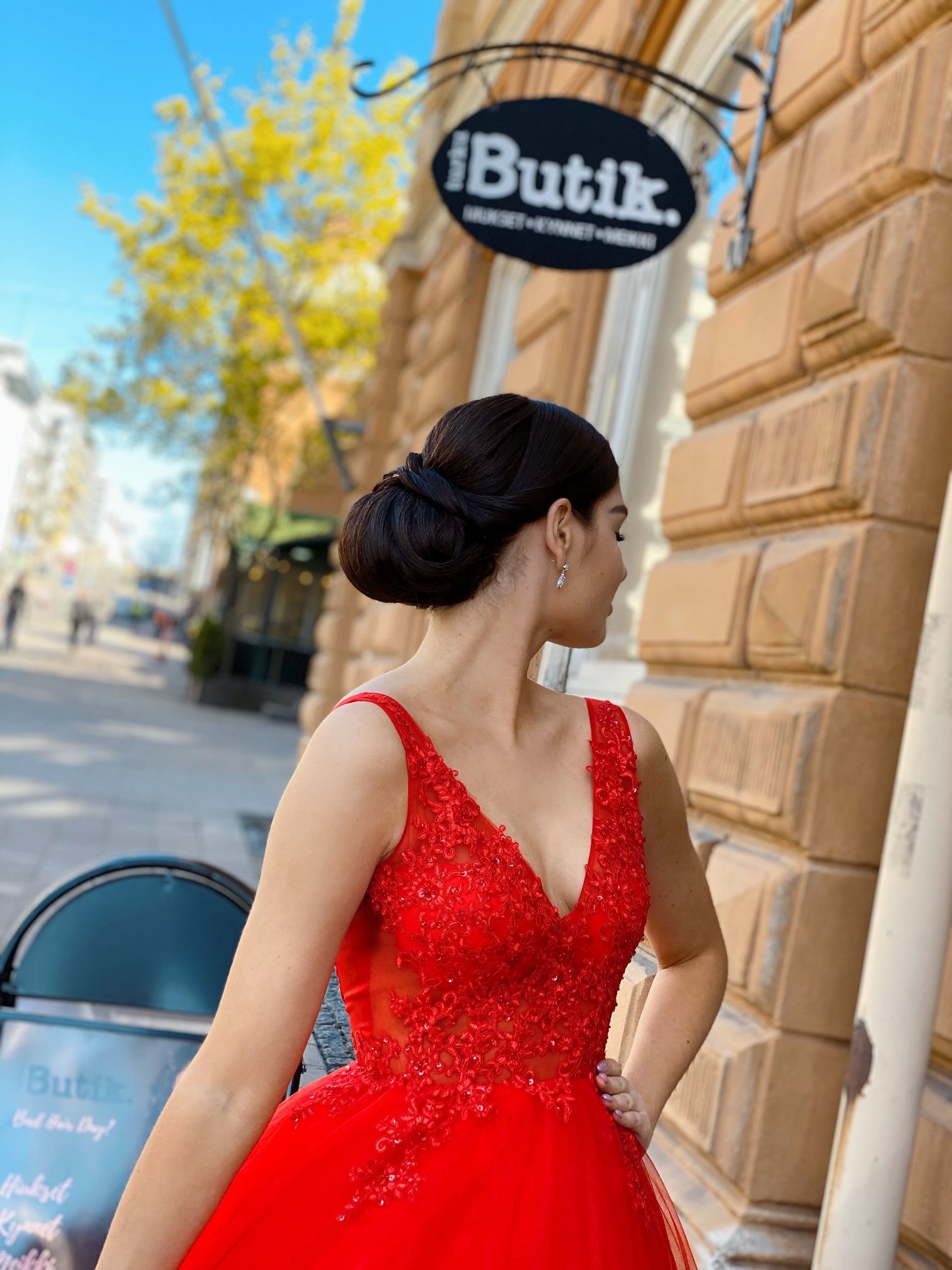 Punainen vanhojentanssimekko, tyllihame ja pitsiyläosa.