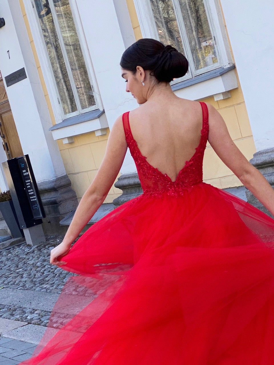 Punainen vanhojentanssimekko, tyllihame ja pitsiyläosa.