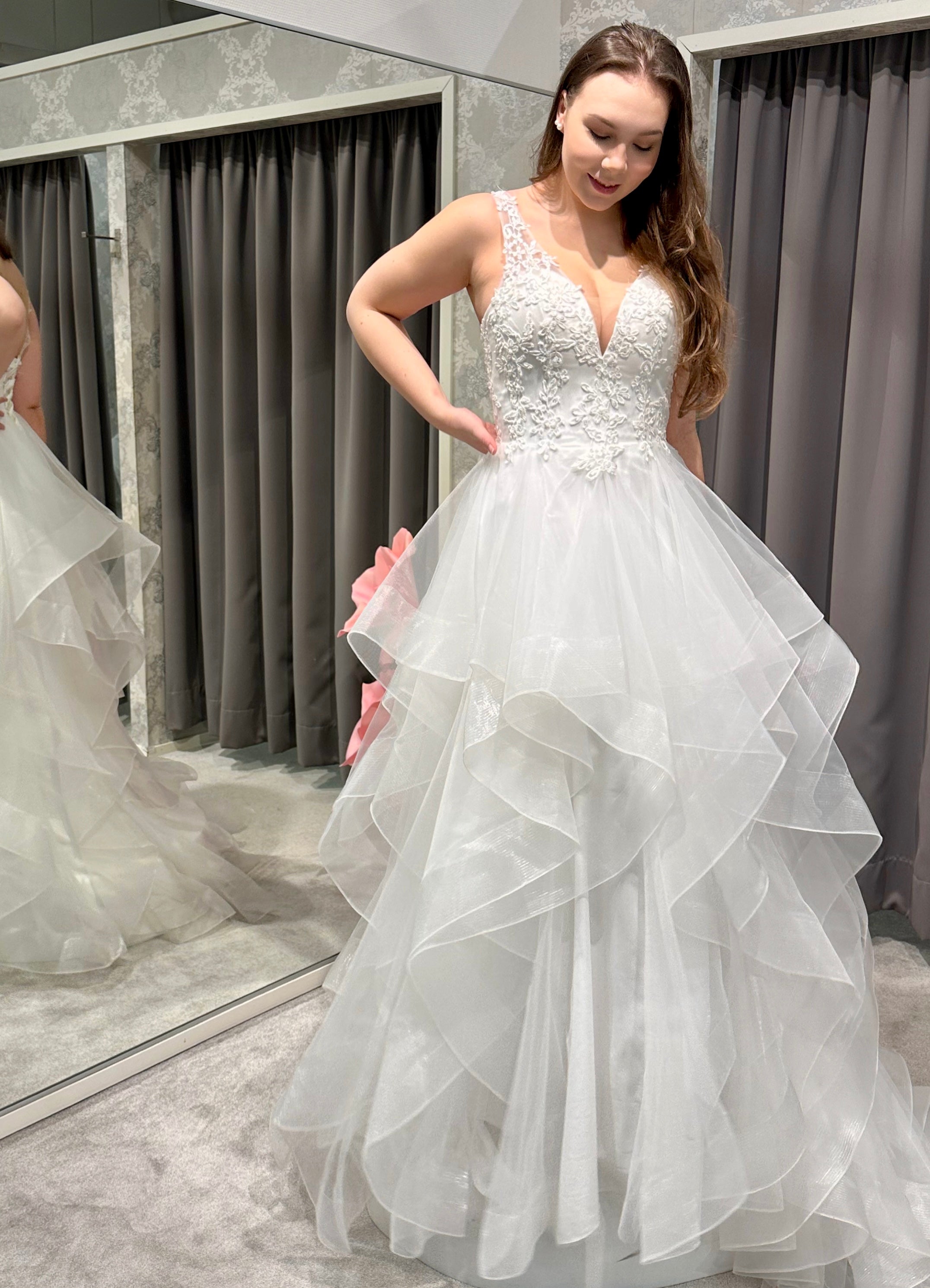 Häämekko pitsiyläosalla ja röyhelöisellä helmalla, moderni ja klassinen yhdistelmä.