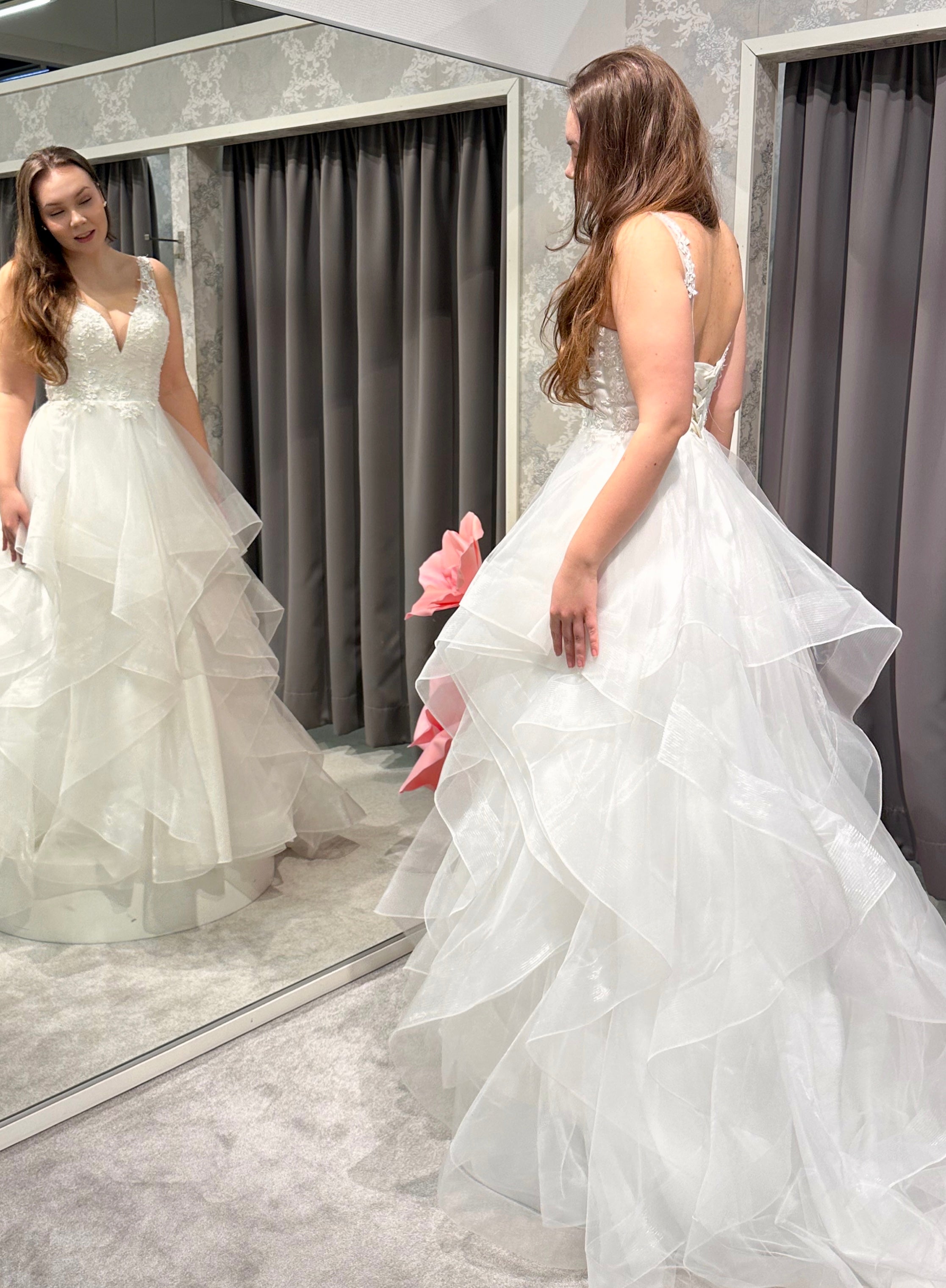 Häämekko pitsiyläosalla ja röyhelöisellä helmalla, moderni ja klassinen yhdistelmä, takaa.