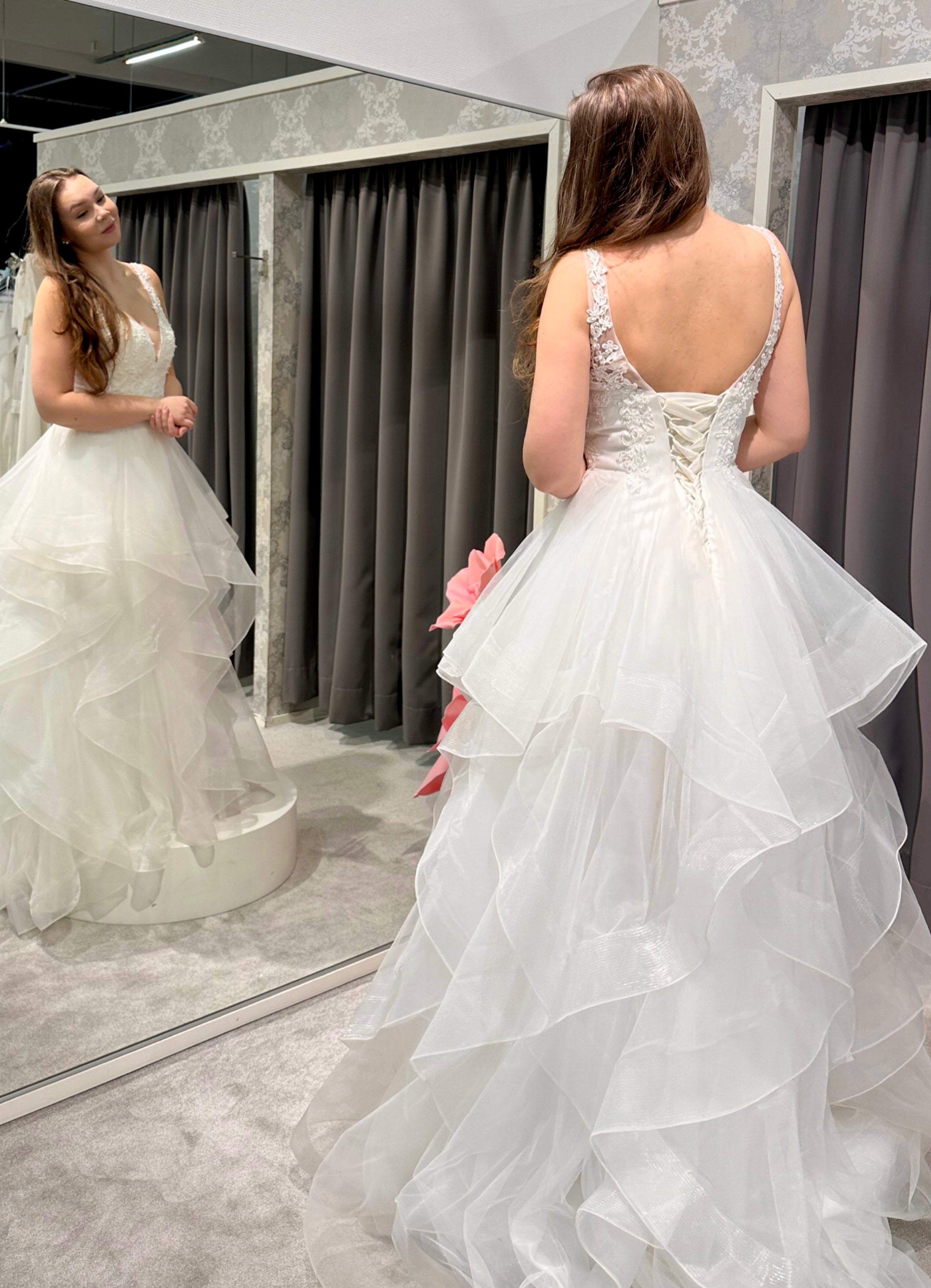 Häämekko pitsiyläosalla ja röyhelöisellä helmalla, moderni ja klassinen yhdistelmä, takaa.