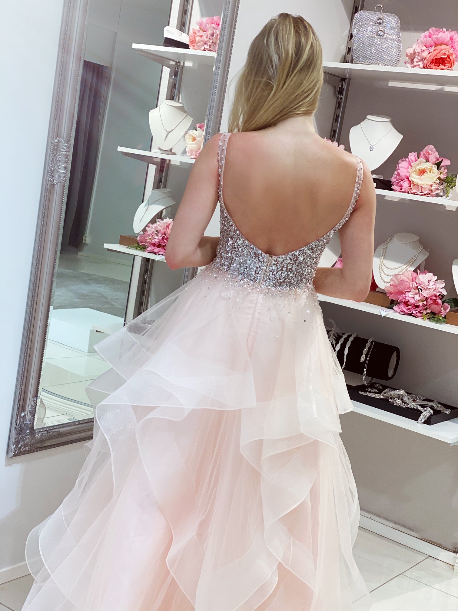 Vaaleanpunainen vanhojentanssimekko, röyhelöhelma ja kirjailtu yläosa, takaa.