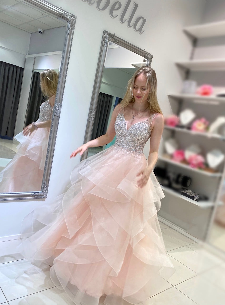 Vaaleanpunainen vanhojentanssimekko, röyhelöhelma ja kirjailtu yläosa, edestä.