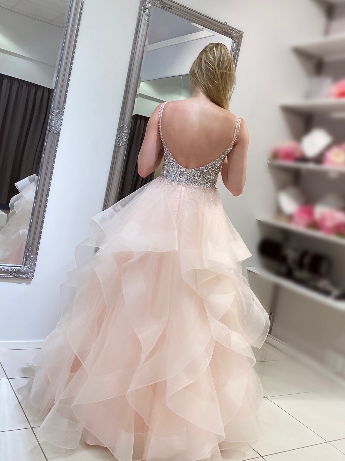 Vaaleanpunainen vanhojentanssimekko, röyhelöhelma ja kirjailtu yläosa, takaa.