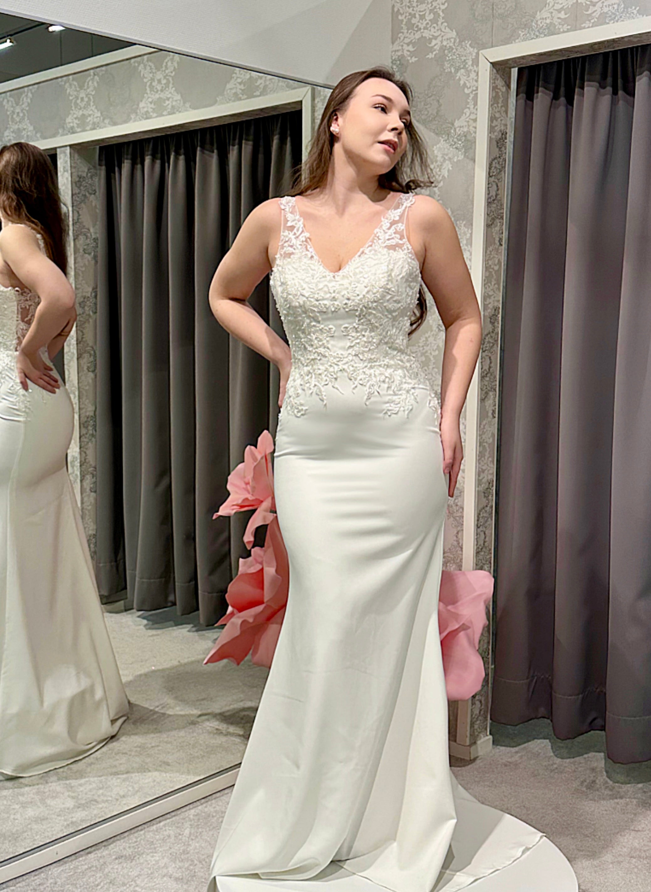 Häämekko merenneitomallilla, läpikuultava korsettiyläosa ja kukkapitsiä.