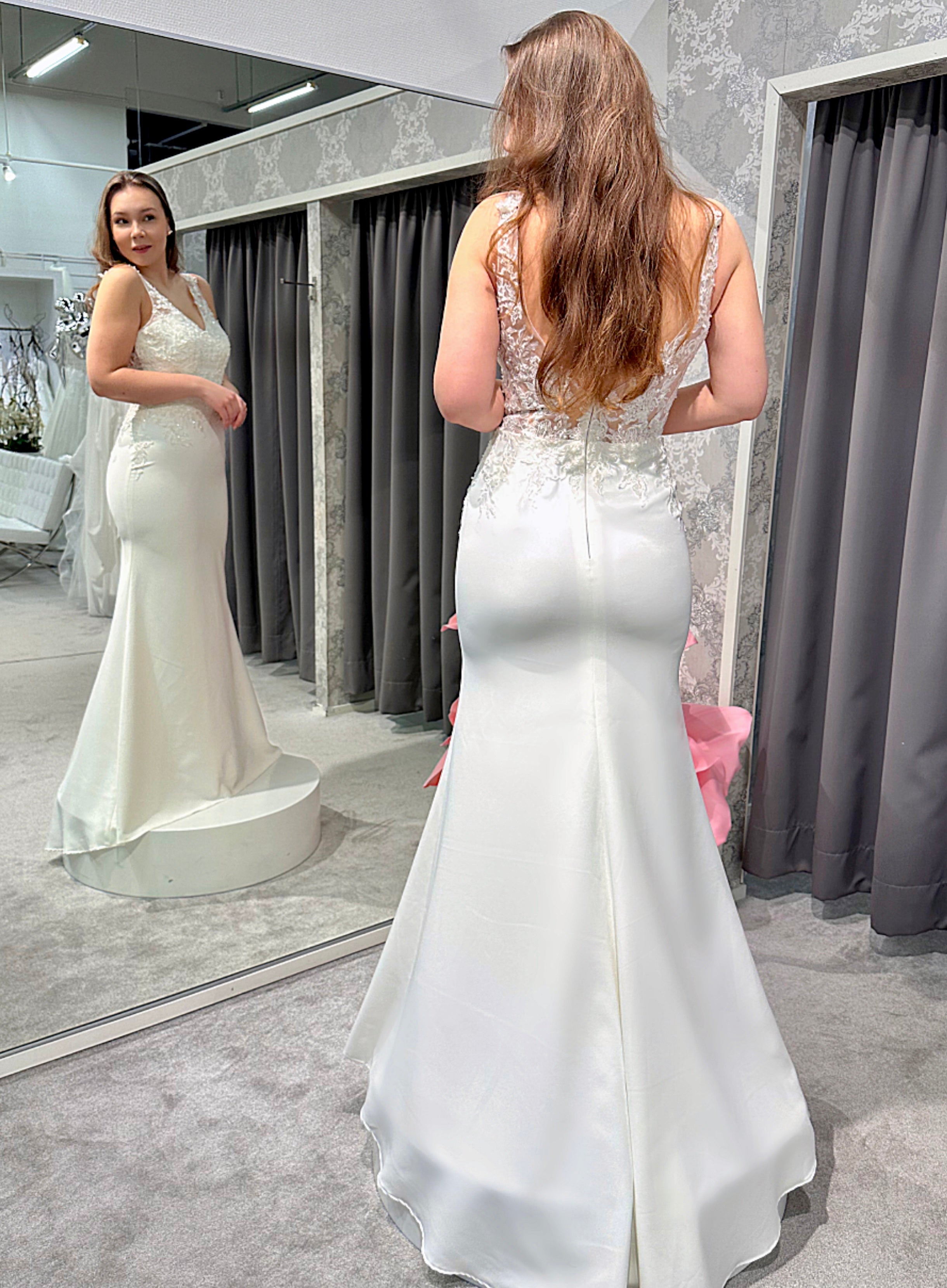 Häämekko merenneitomallilla, läpikuultava selkä ja kukkapitsiä.