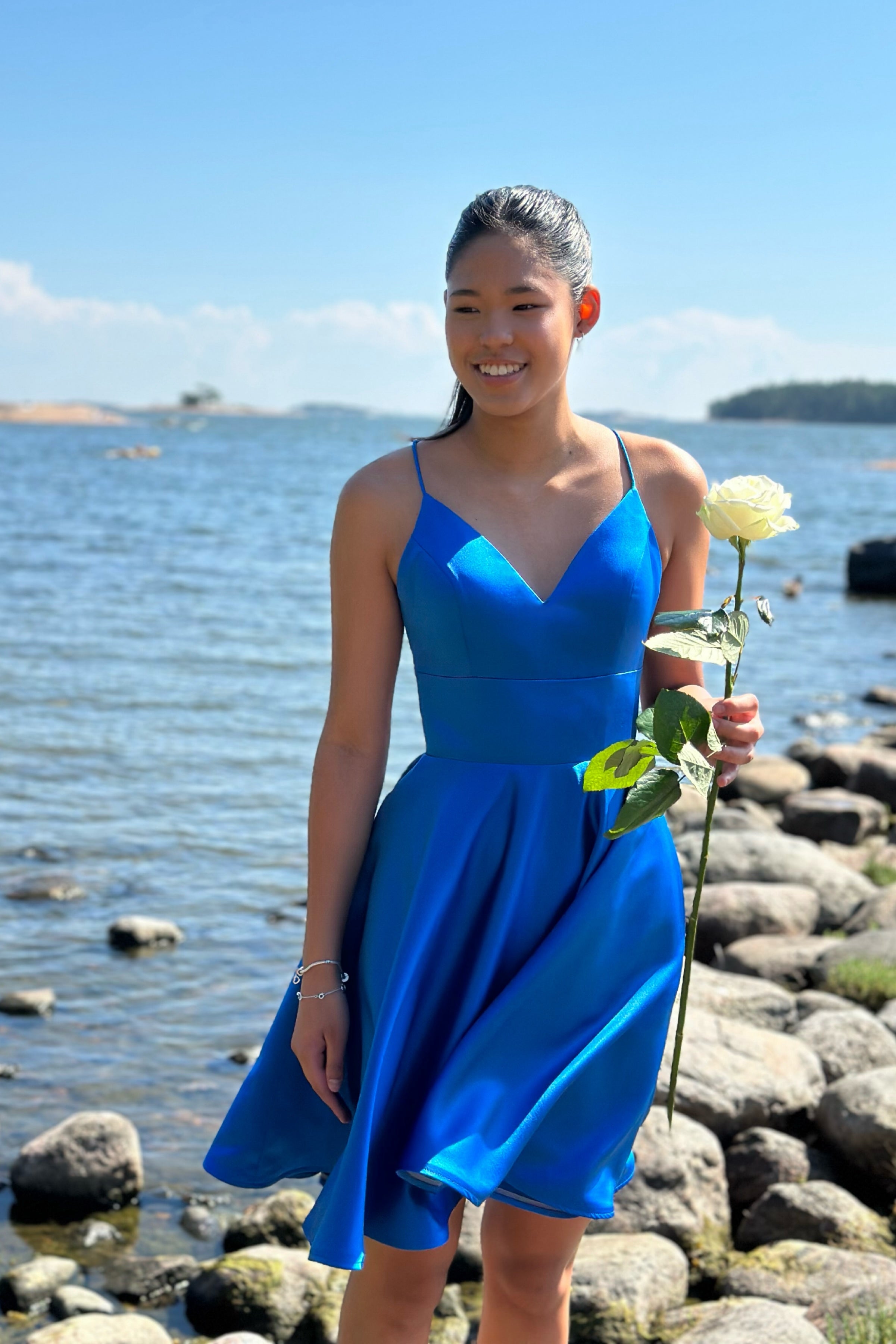 sininen satiinijuhlamekko, edestä.