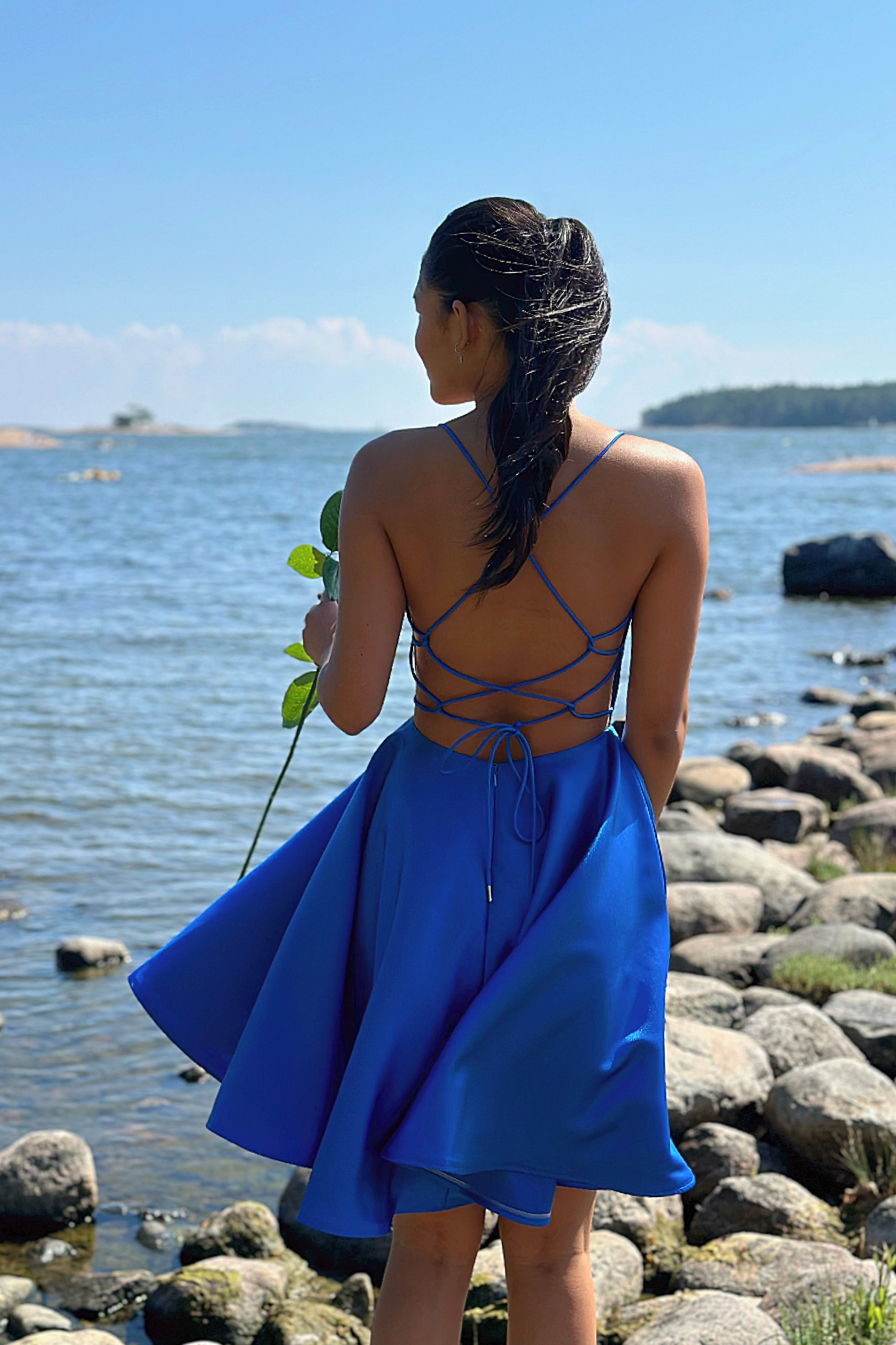 sininen satiinijuhlamekko avoin selkä.