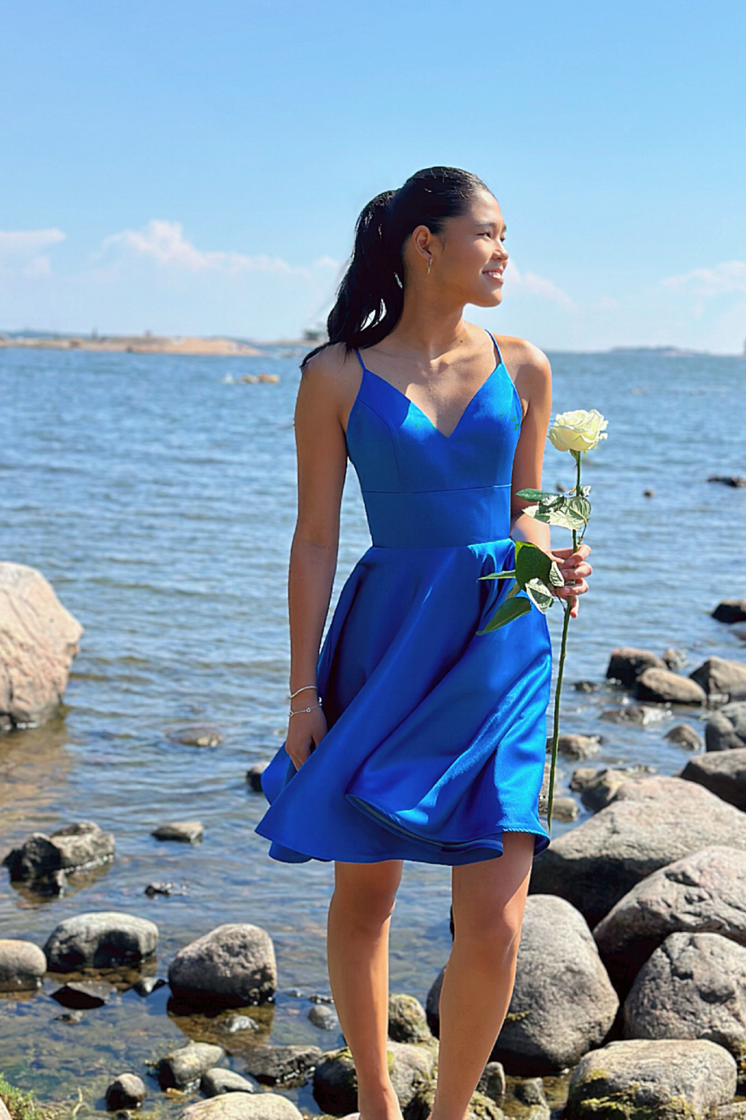 sininen satiinijuhlamekko avoin selkä, etukuva.