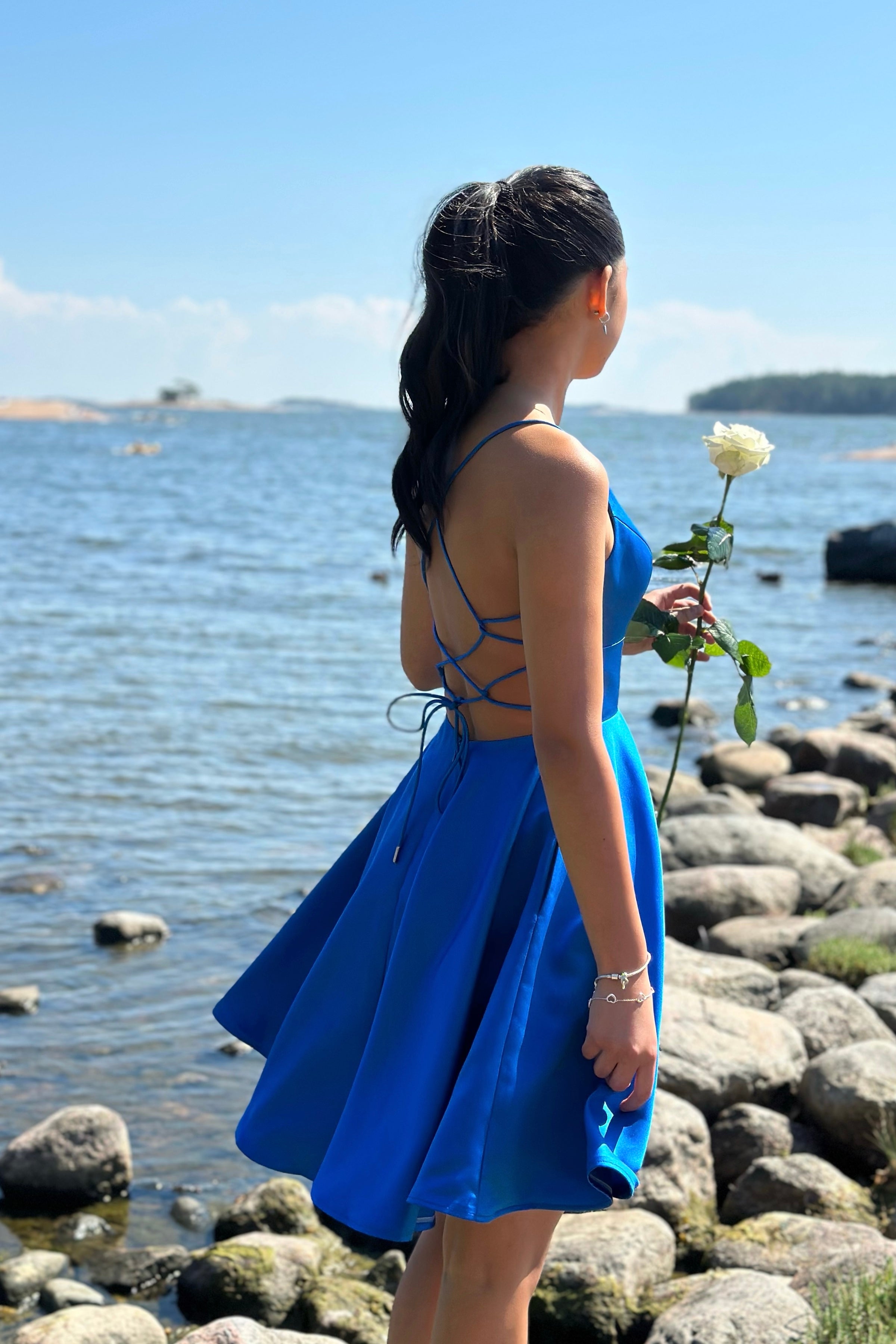 sininen satiinijuhlamekko avoin selkä.