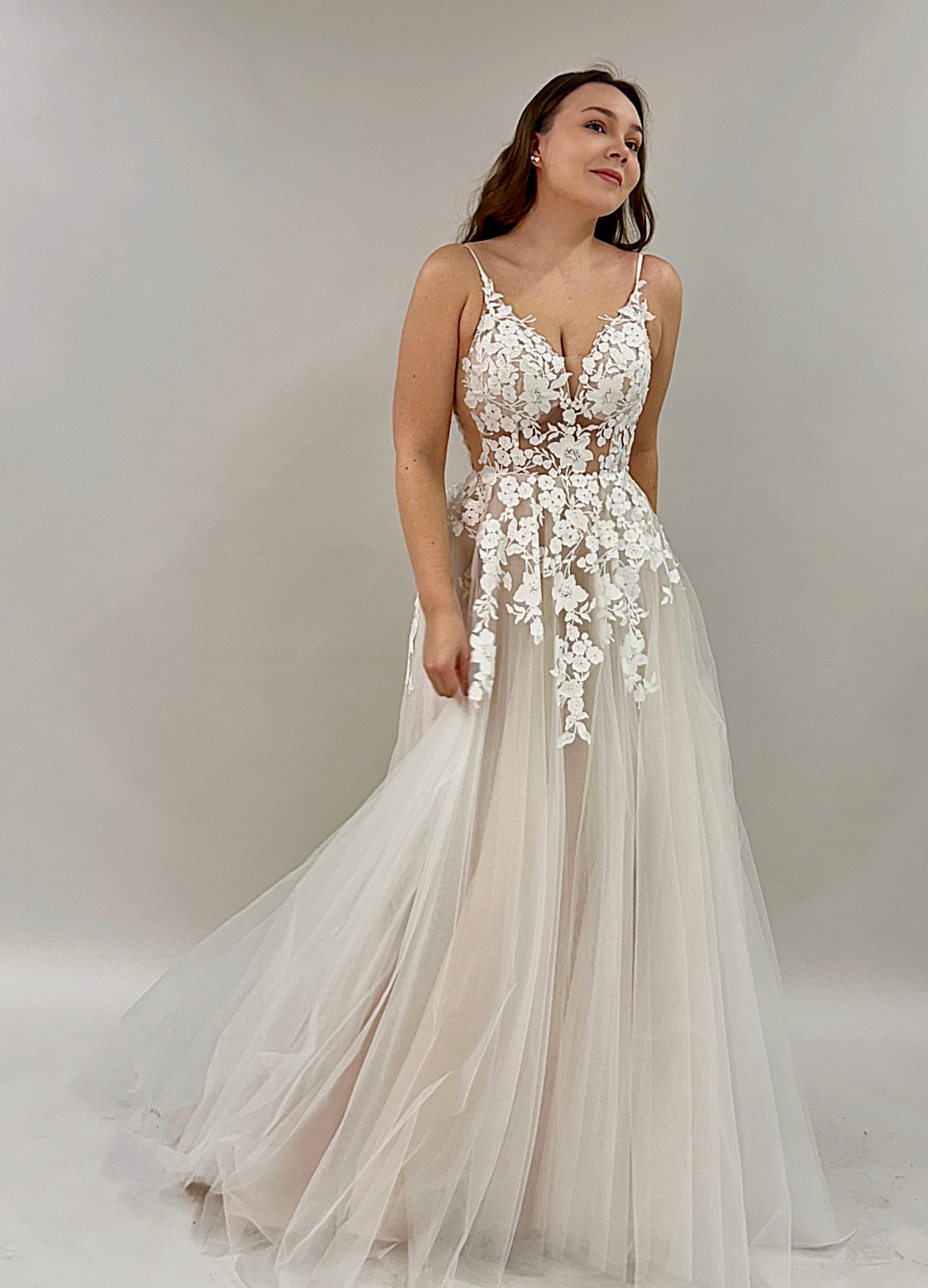 Häämekko tyllistä, korsettiyläosa ja kukkapitsiyksityiskohdat, elegantti.