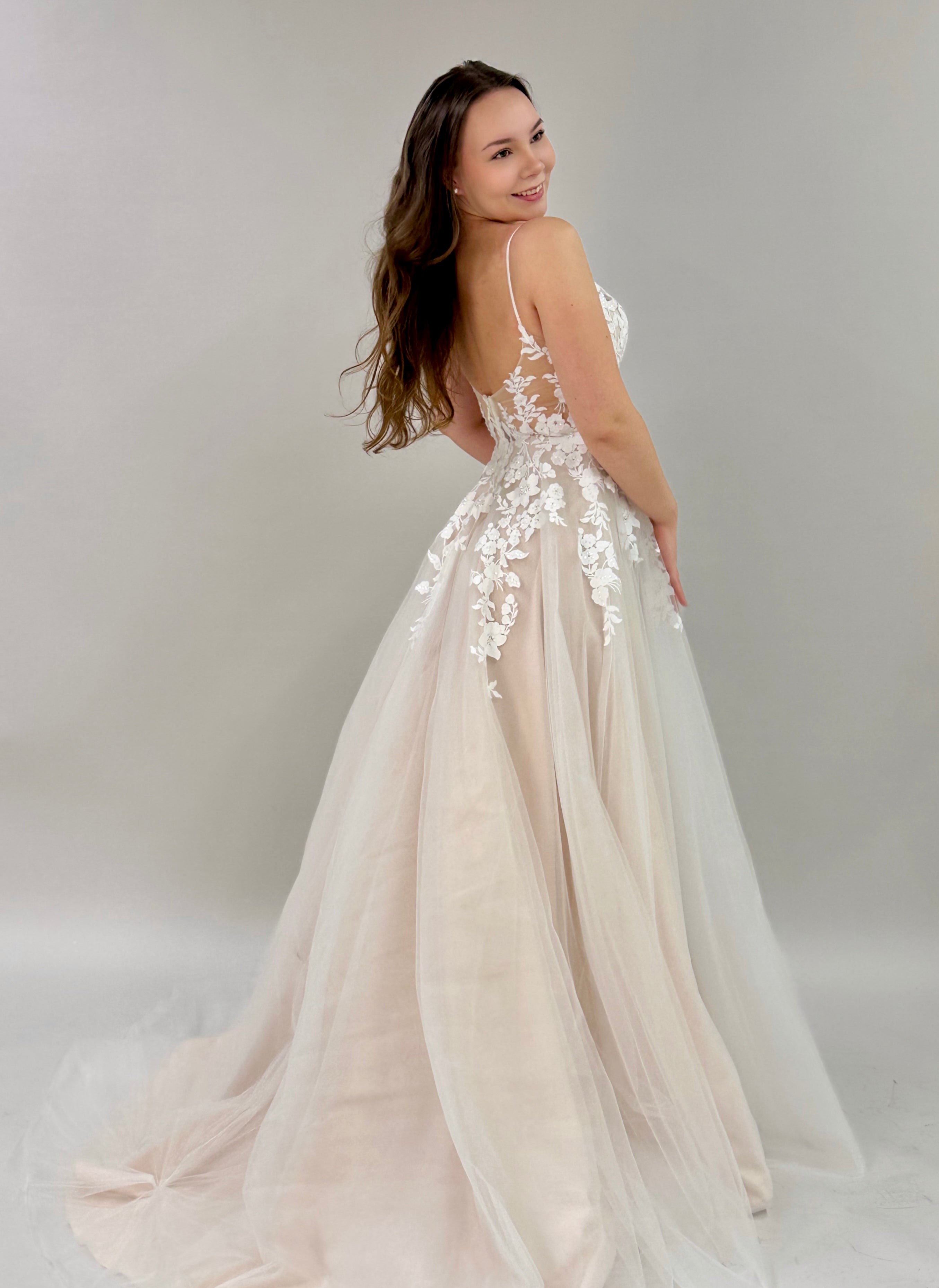 Häämekko tyllistä, korsettiyläosa ja kukkapitsiyksityiskohdat, elegantti, takaa.