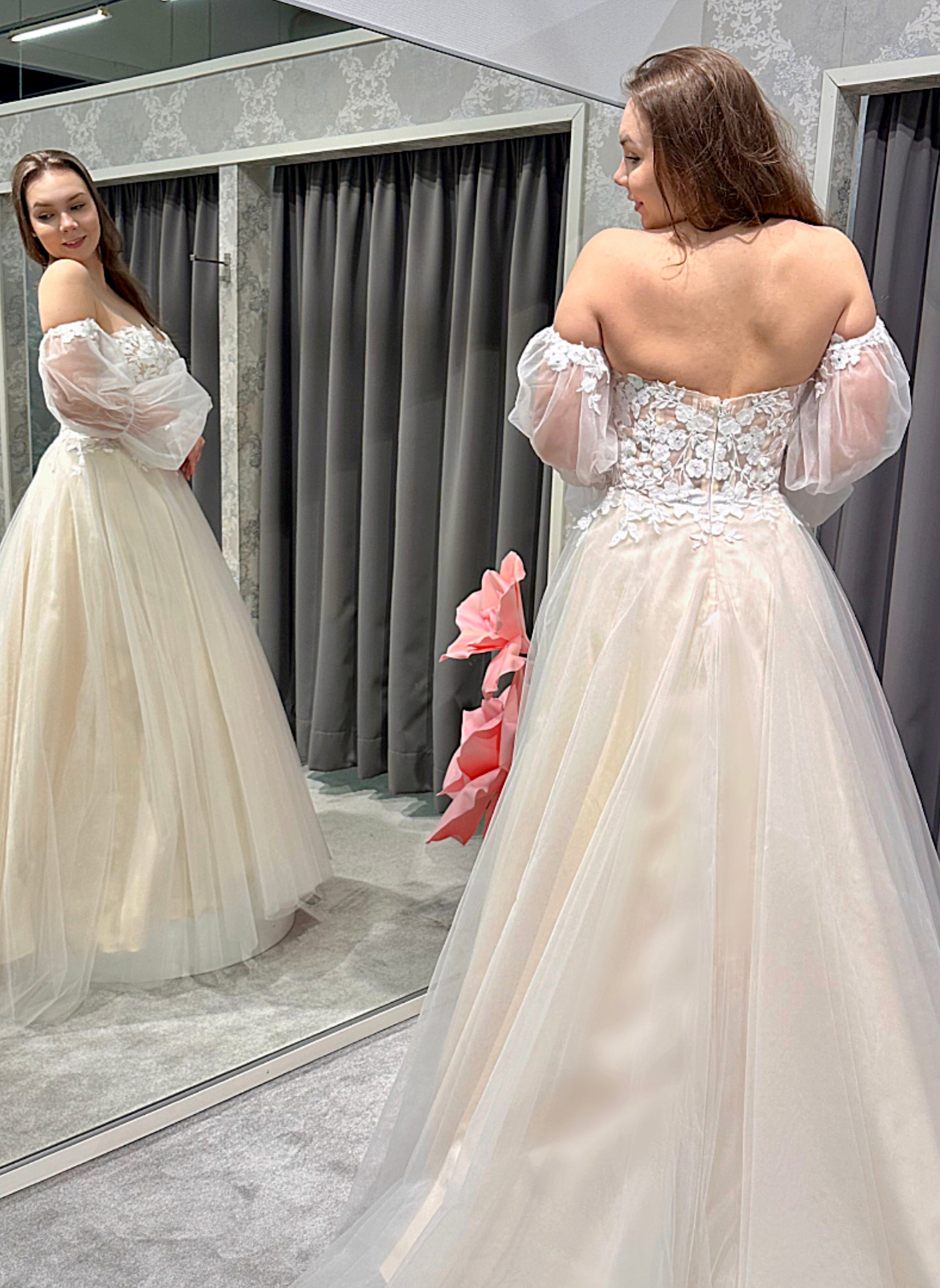 Häämekko, jossa pitsiyksityiskohdat, tylli ja irtohihat, takakuva.