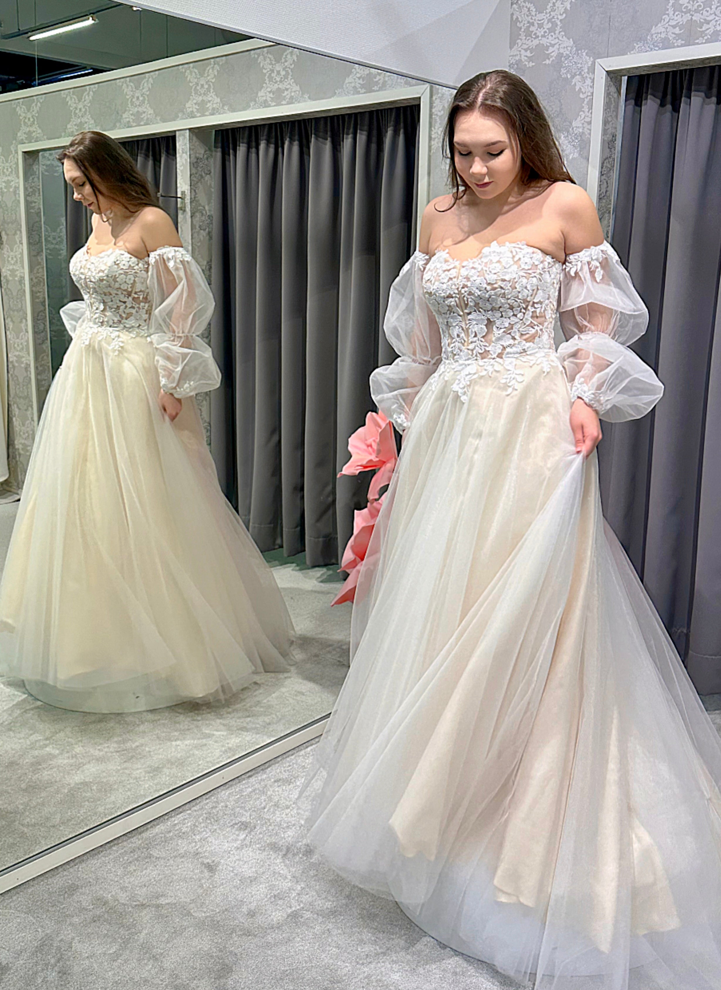 Häämekko, jossa pitsiyksityiskohdat, tylli ja irtohihat, edestä.