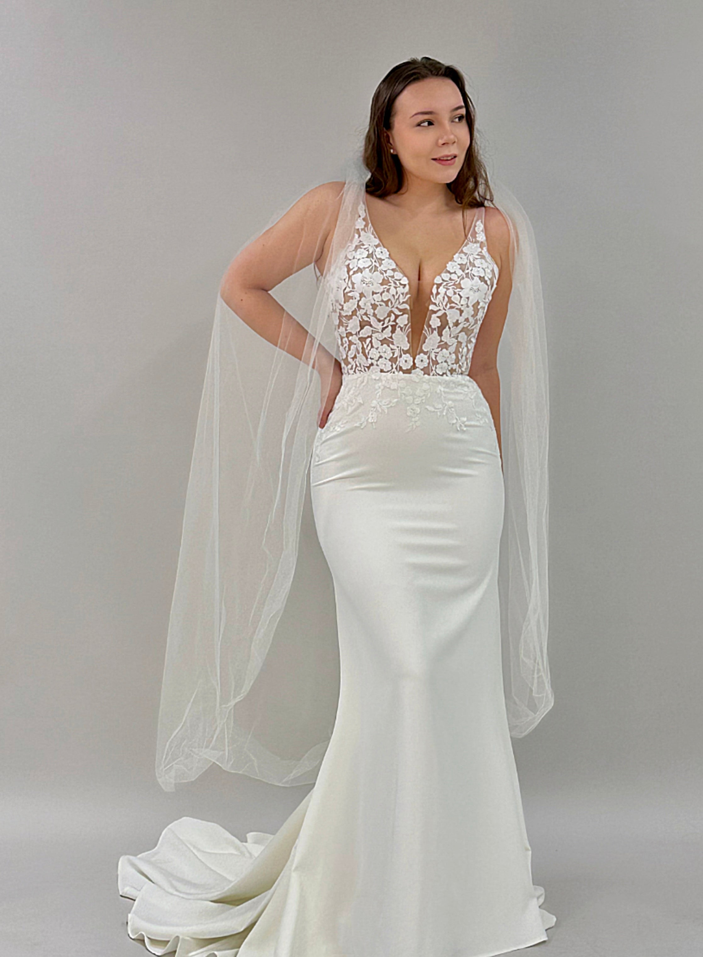 Häämekko merenneitomalli, korsettiyläosa, ja syvään uurrettu sydänpääntie.