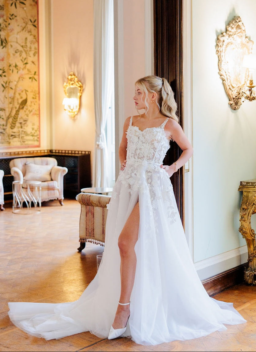 A-linjainen häämekko, jossa 3D-kukkia ja korkea halkio