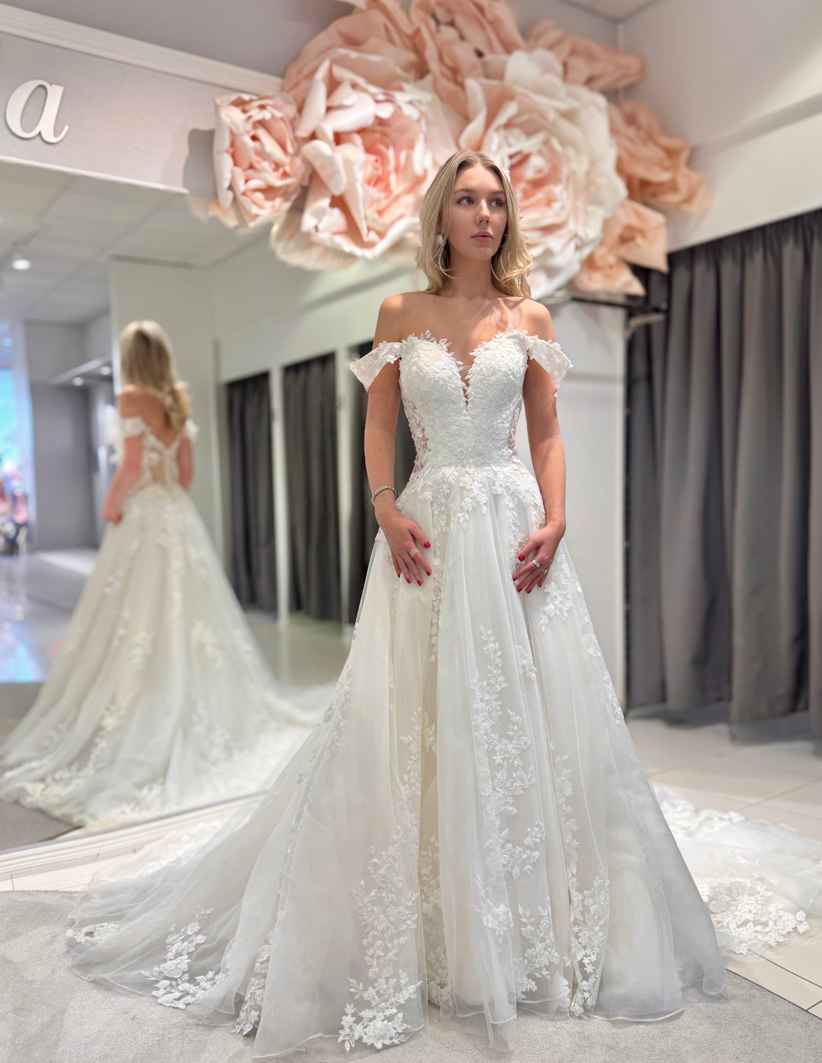 Häämekko pitsiyläosalla ja tyllilaahuksella, romanttinen ja juhlava, elegantti, edestä.