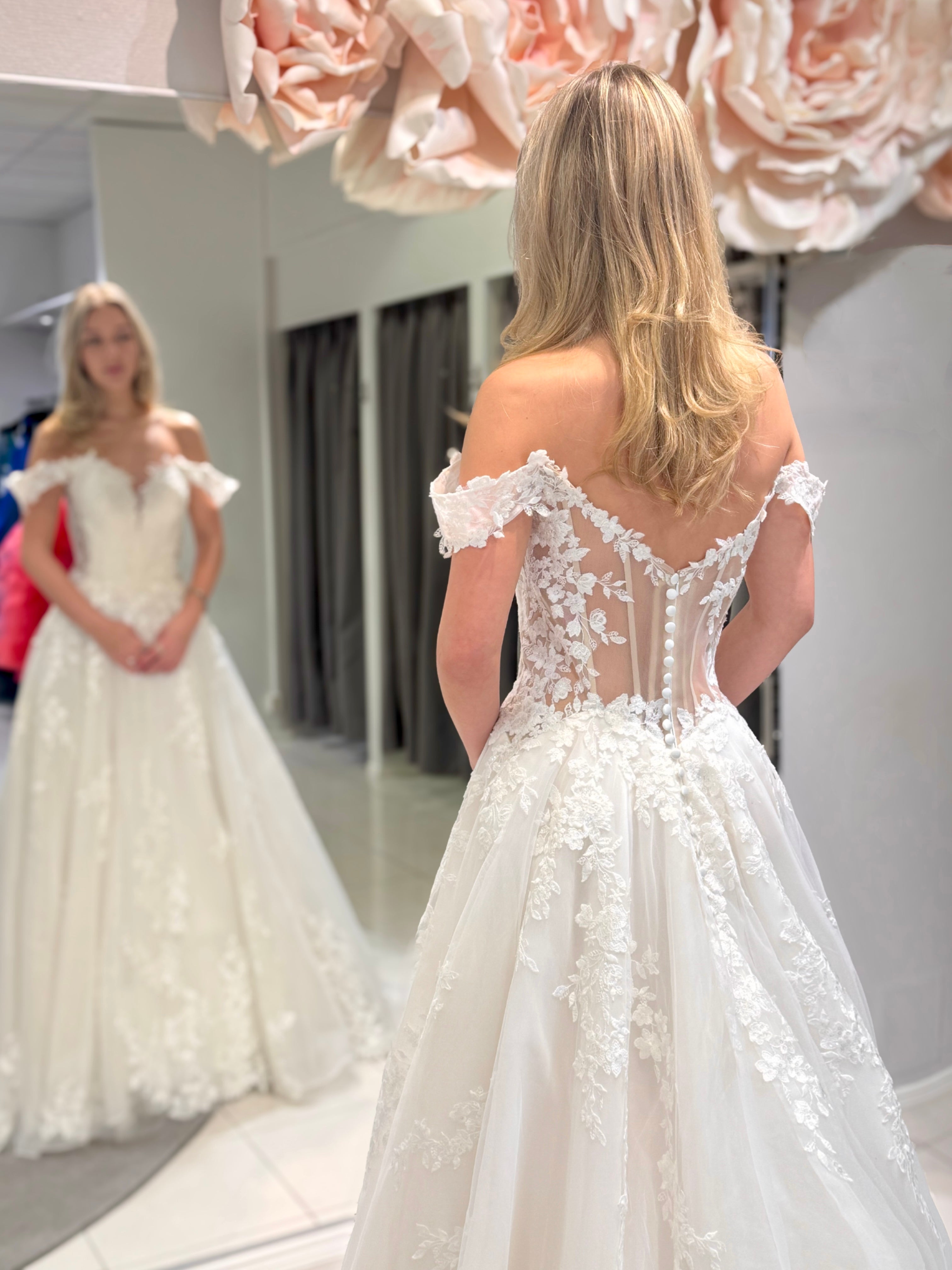 Häämekko pitsiyläosalla ja tyllilaahuksella, romanttinen ja juhlava, elegantti, takaa.