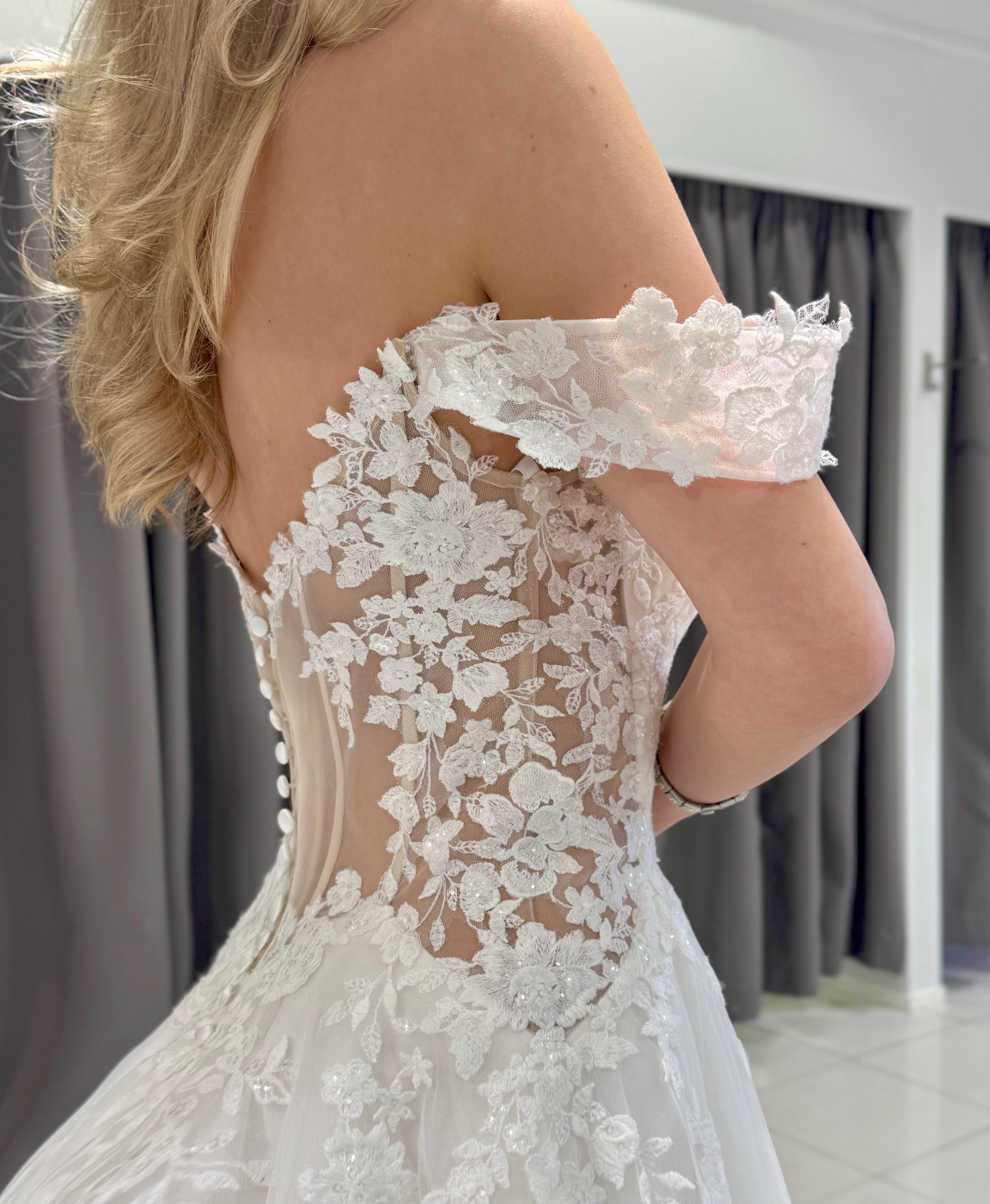 Häämekko pitsiyläosalla ja tyllilaahuksella, romanttinen ja juhlava, elegantti, lähikuva.