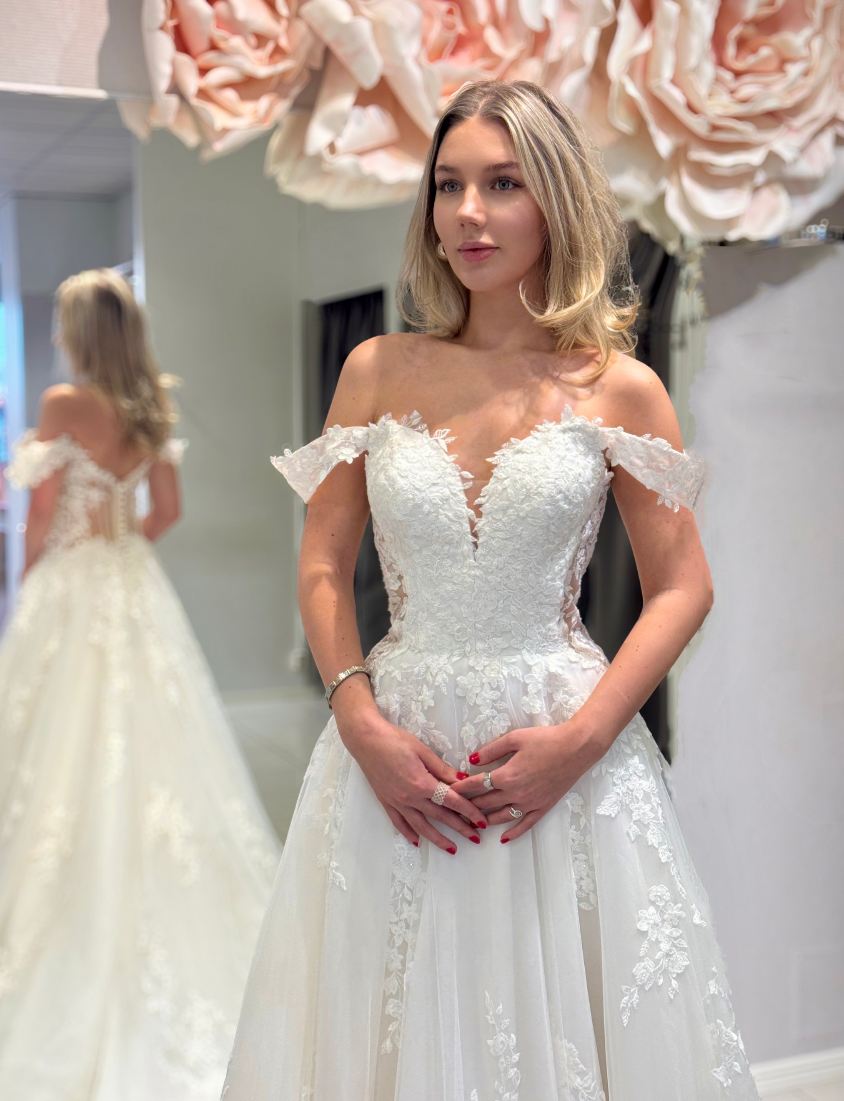 Häämekko pitsiyläosalla ja tyllilaahuksella, romanttinen ja juhlava, elegantti.