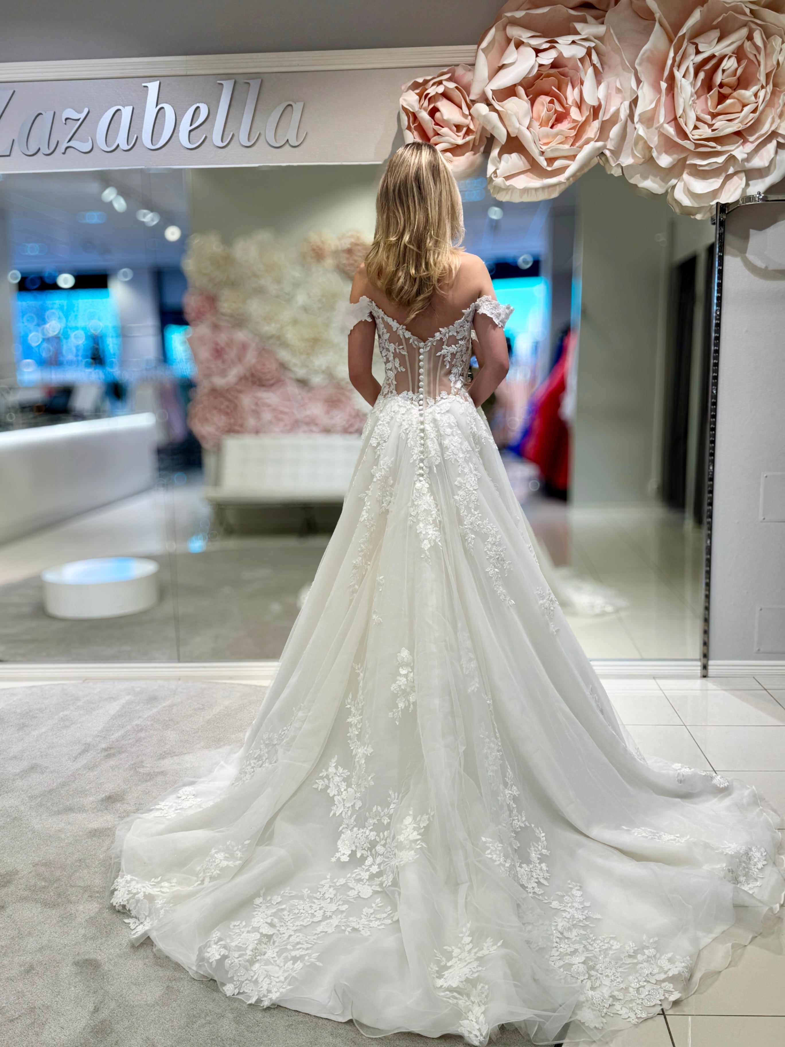 Häämekko pitsiyläosalla ja tyllilaahuksella, romanttinen ja juhlava, elegantti, takaa.