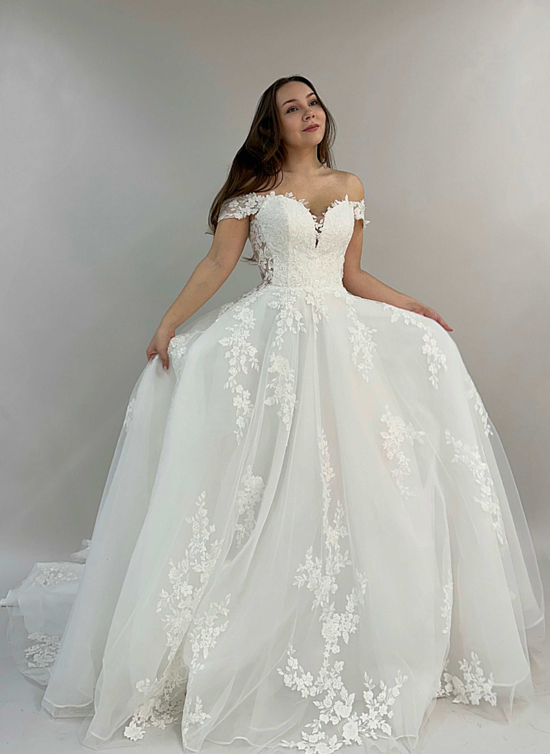 Häämekko pitsiyläosalla ja tyllilaahuksella, romanttinen ja juhlava, elegantti.