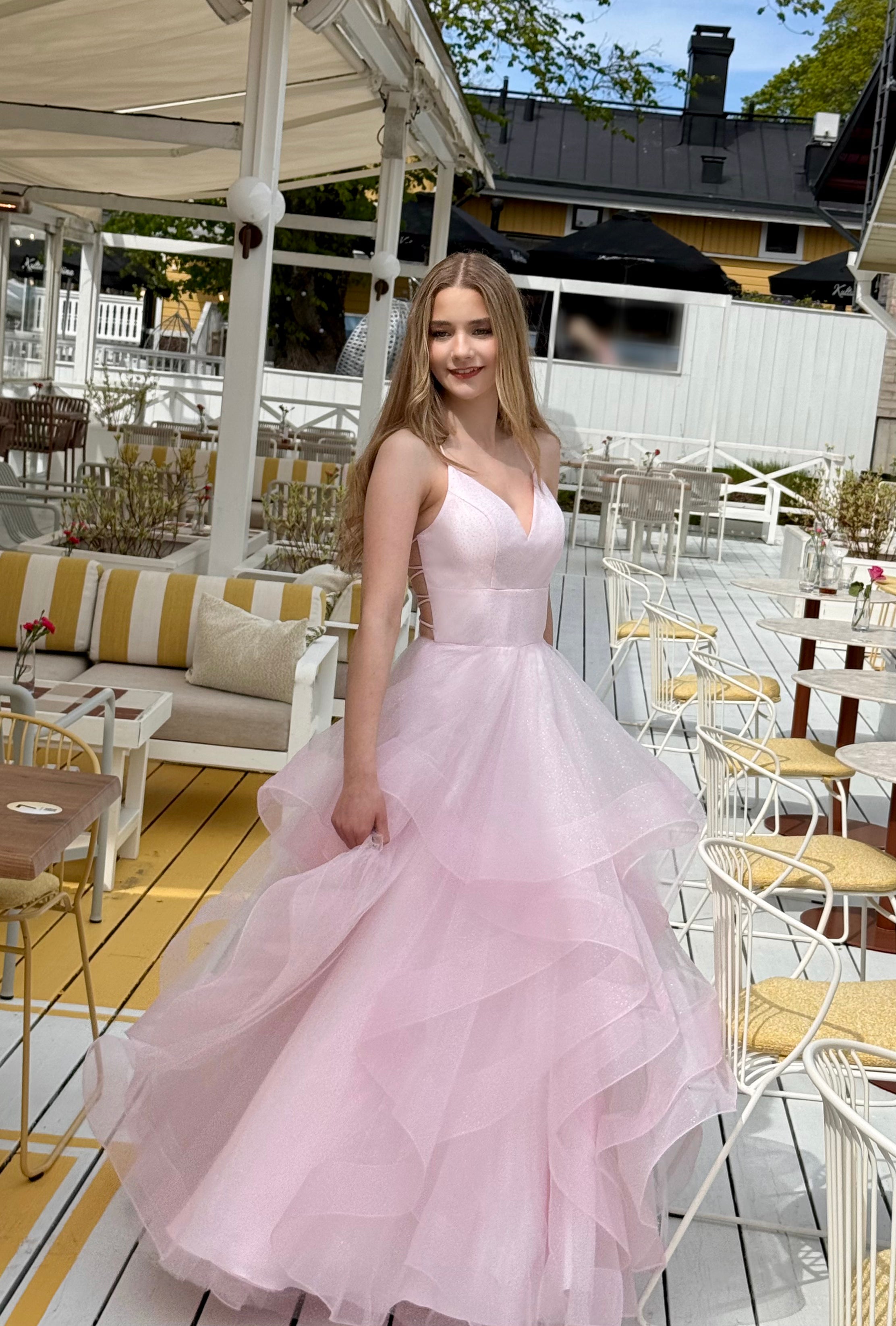 Pinkki röyhelöhelmainen vanhojentanssimekko, etukuva.