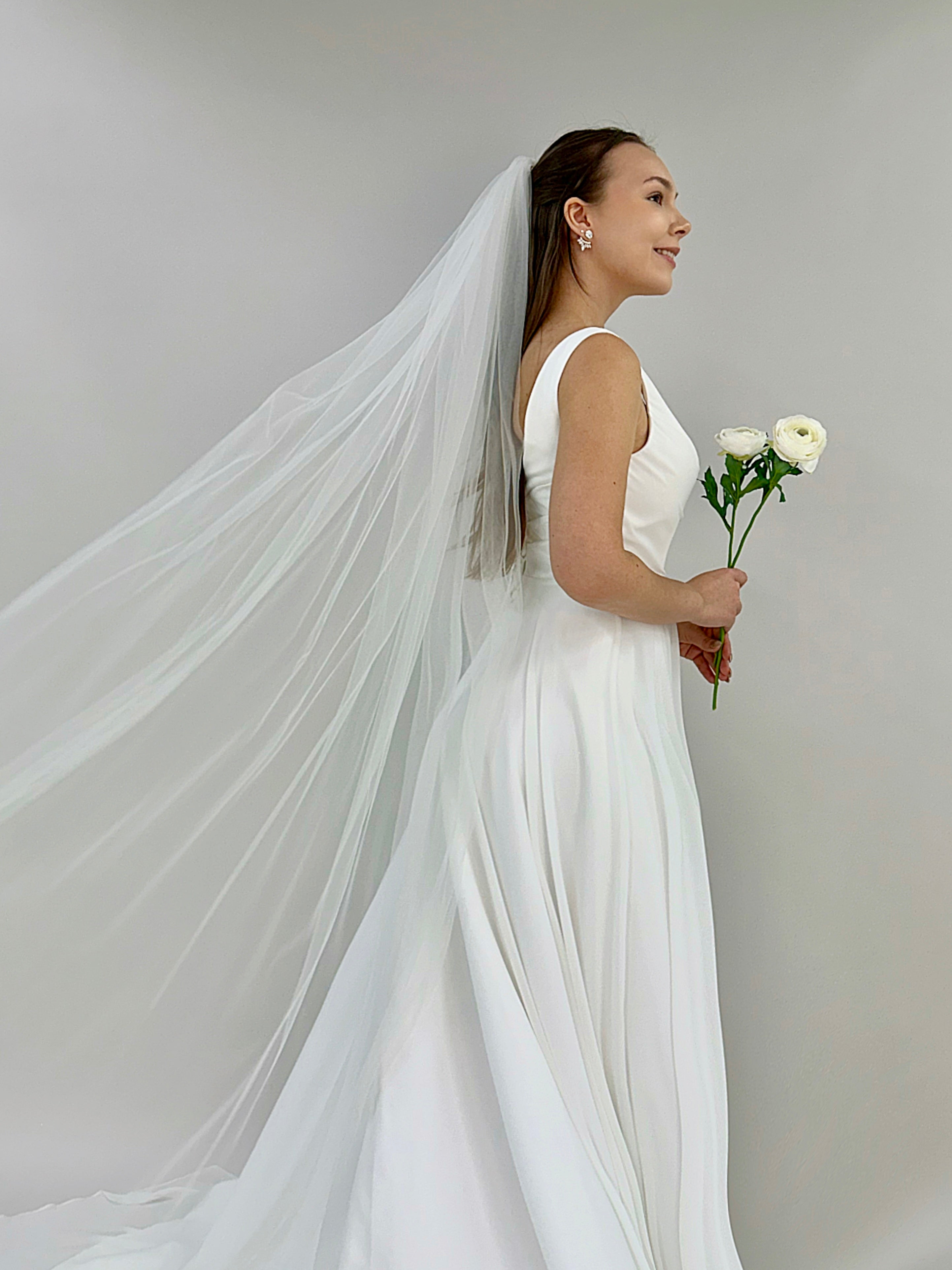 Häämekko pelkistetty malli, chiffon ja pitkä laahus, sivusta.