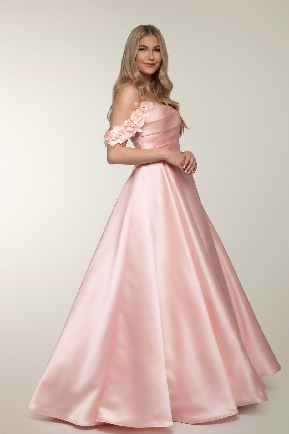 Vaaleanpunainen satiininen vanhojentanssimekko off-shoulder-mallilla, sivukuva.