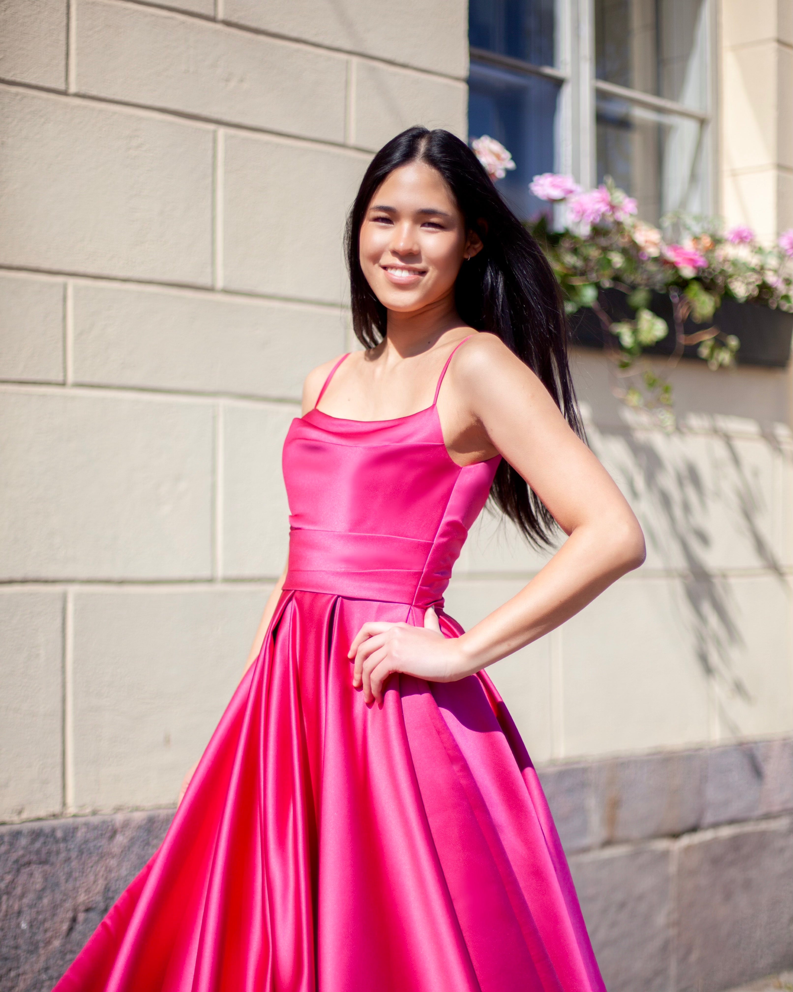 Pinkki satiininen klassinen vanhojentanssimekko, etukuva.