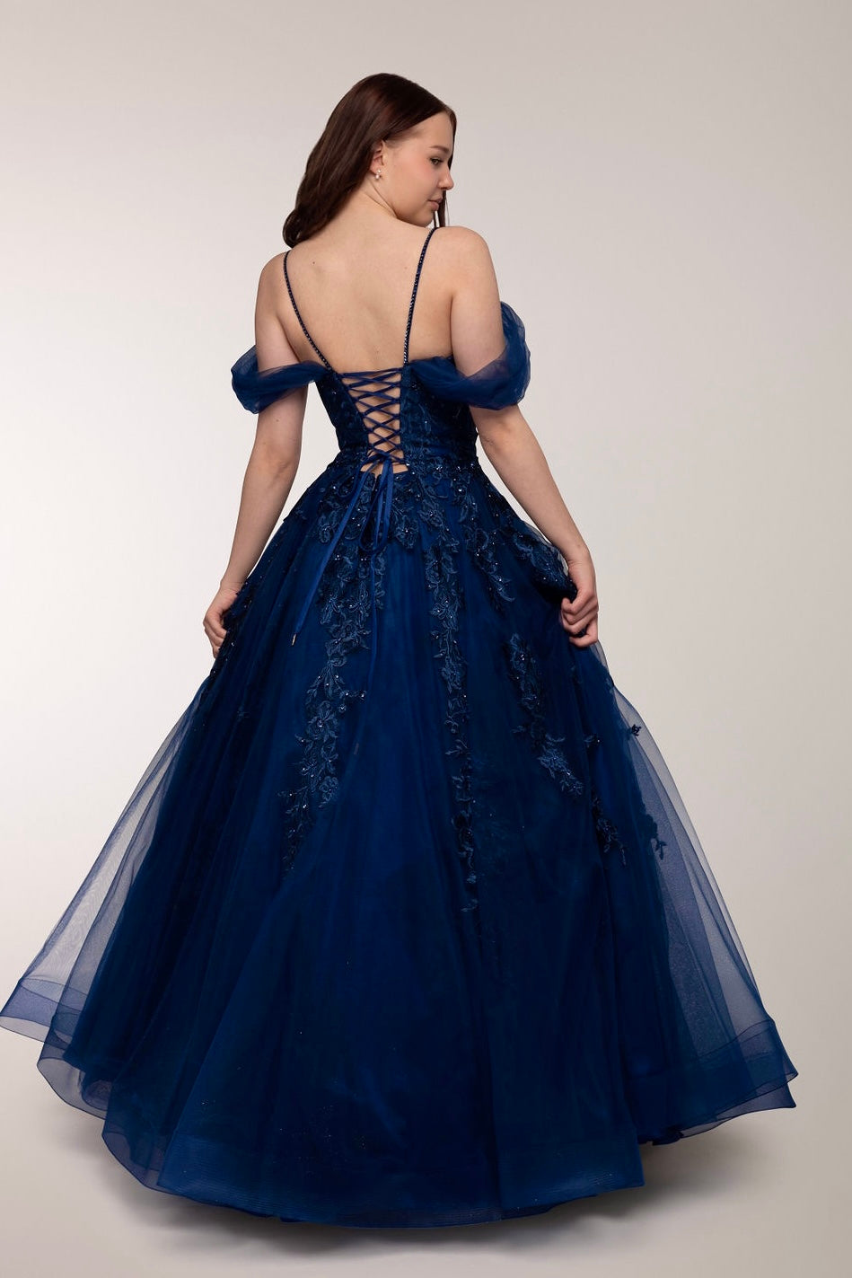 Tummansininen vanhojentanssimekko off shoulder -olkaimilla ja tyllihelmalla, takaa.