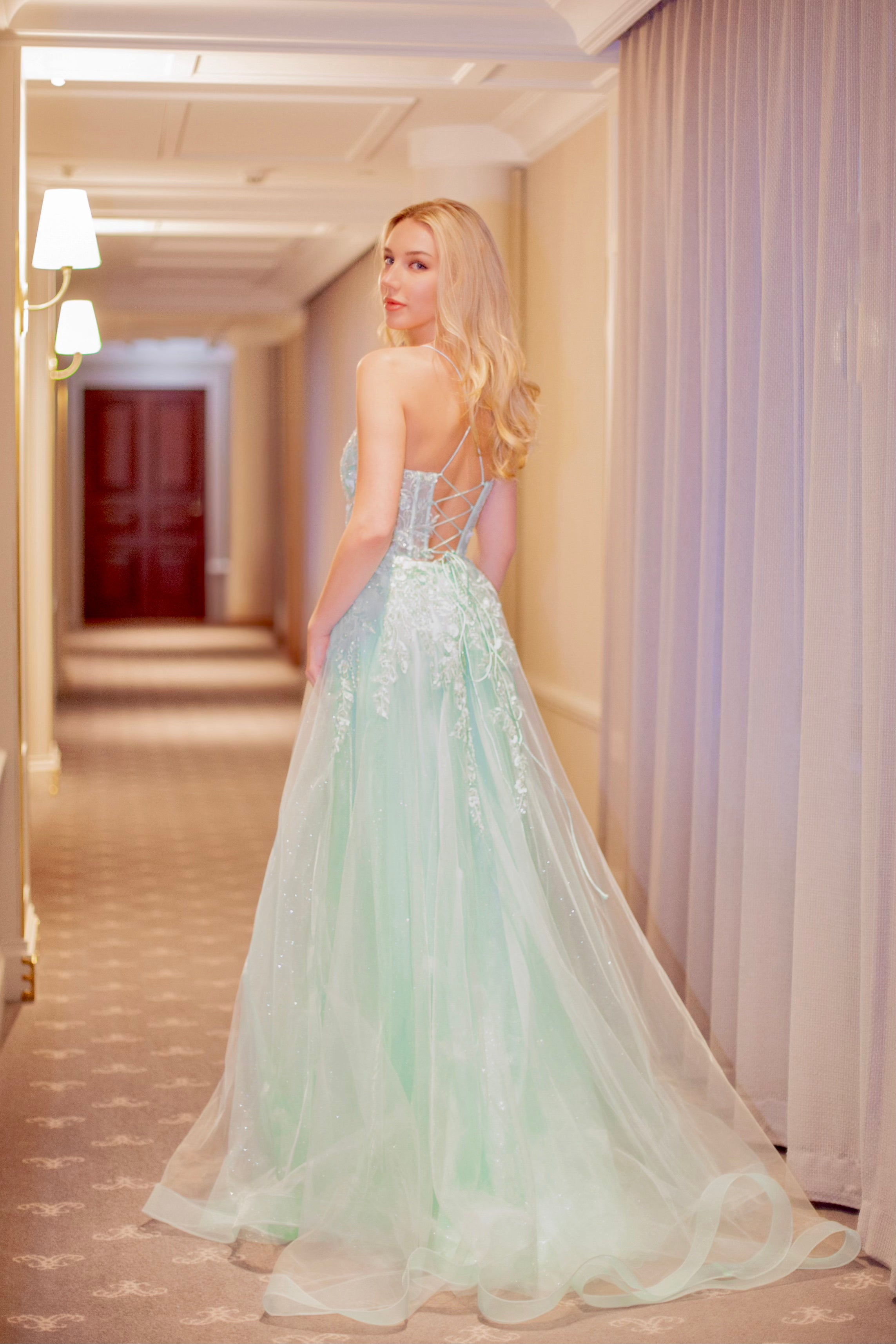 vaaleanvihreä vanhojentanssimekko.