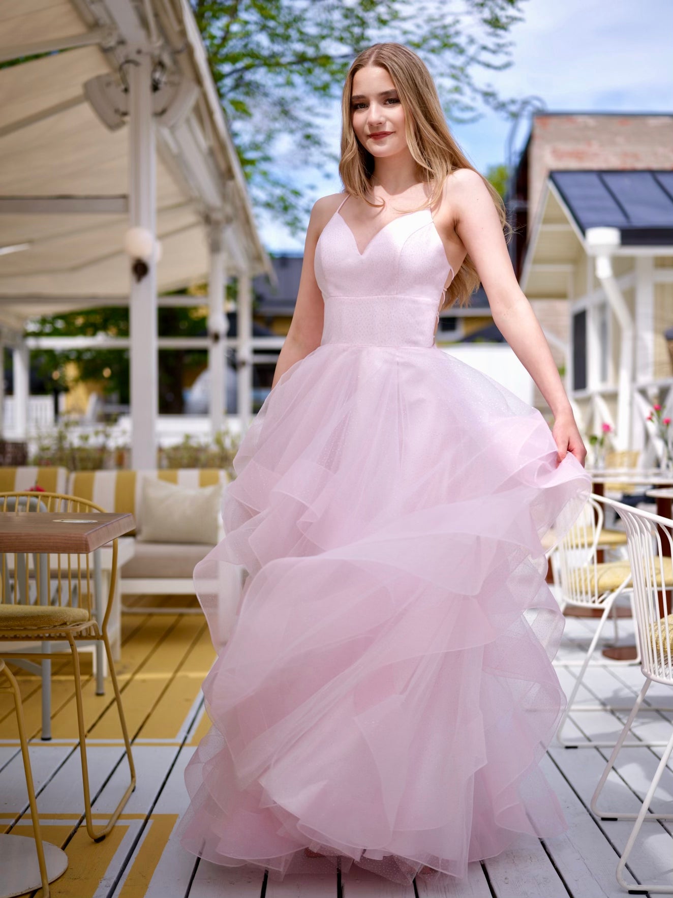 Pinkki röyhelöhelmainen vanhojentanssimekko, edestä.