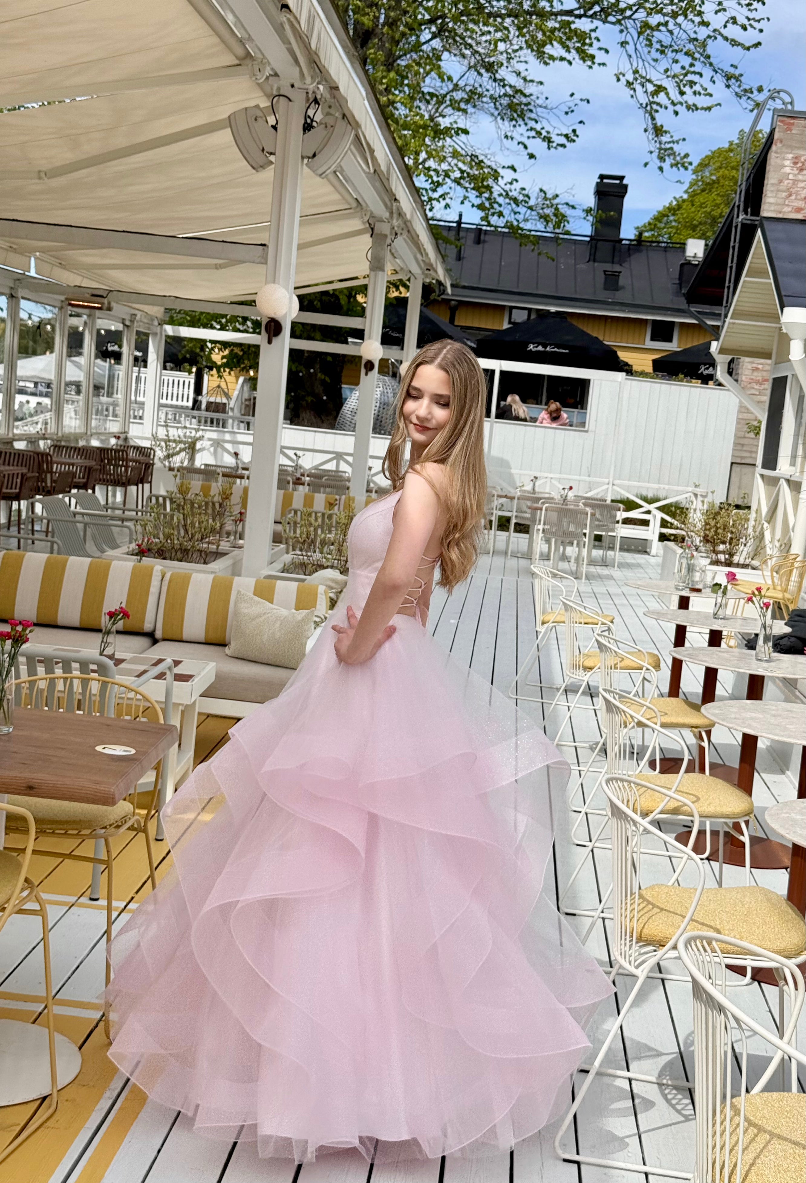 Pinkki röyhelöhelmainen vanhojentanssimekko, sivukuva.