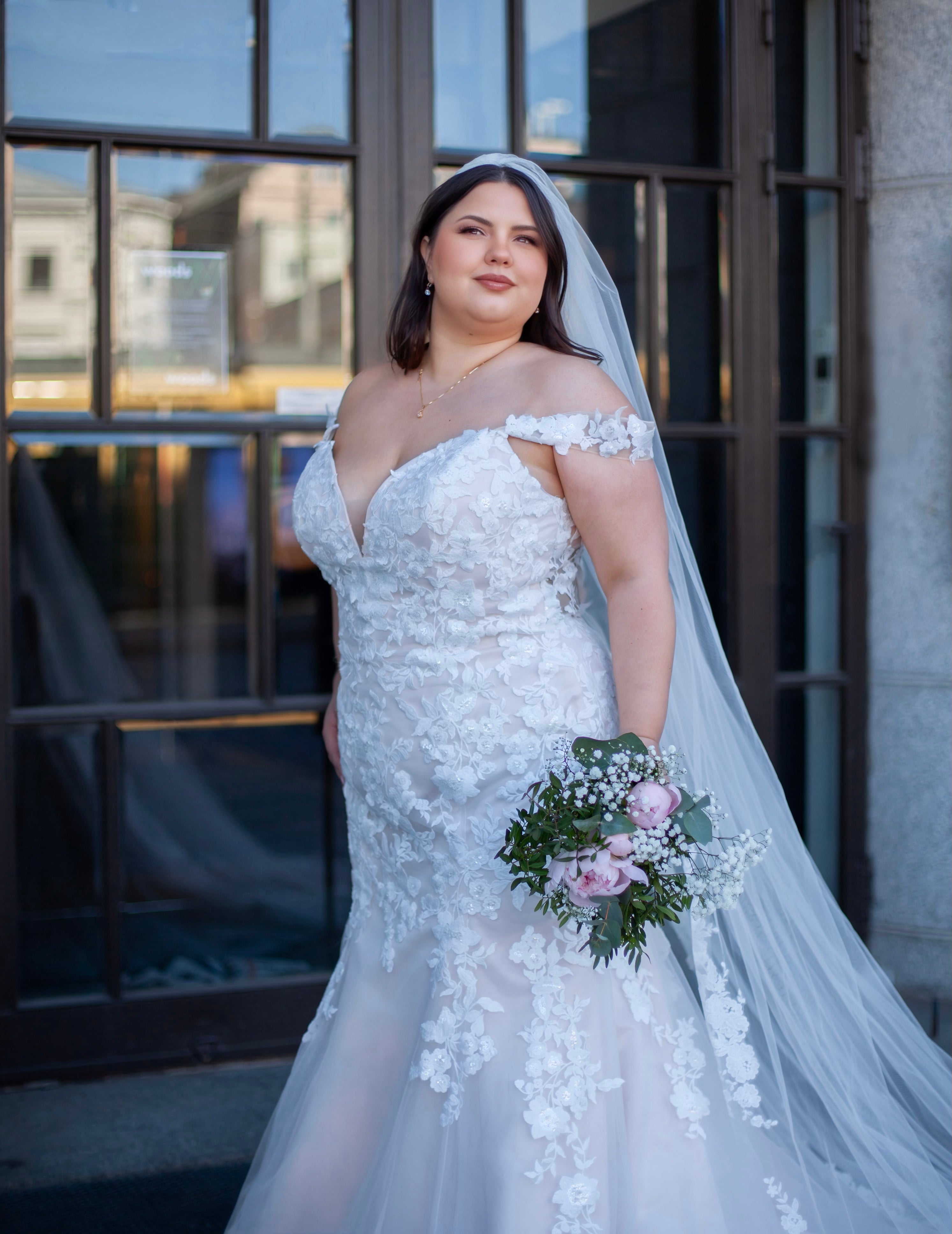 Elegantti häämekko ivory/nude, kaunis leikkaus ja sulava helma, klassinen ja ajaton morsiamen valinta.
