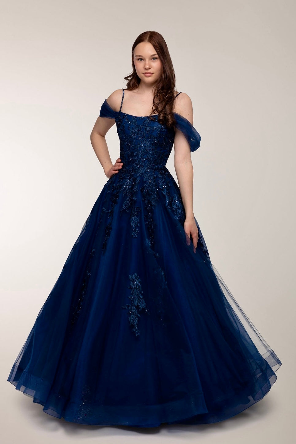 Tummansininen vanhojentanssimekko off shoulder -olkaimilla ja tyllihelmalla, edessä.