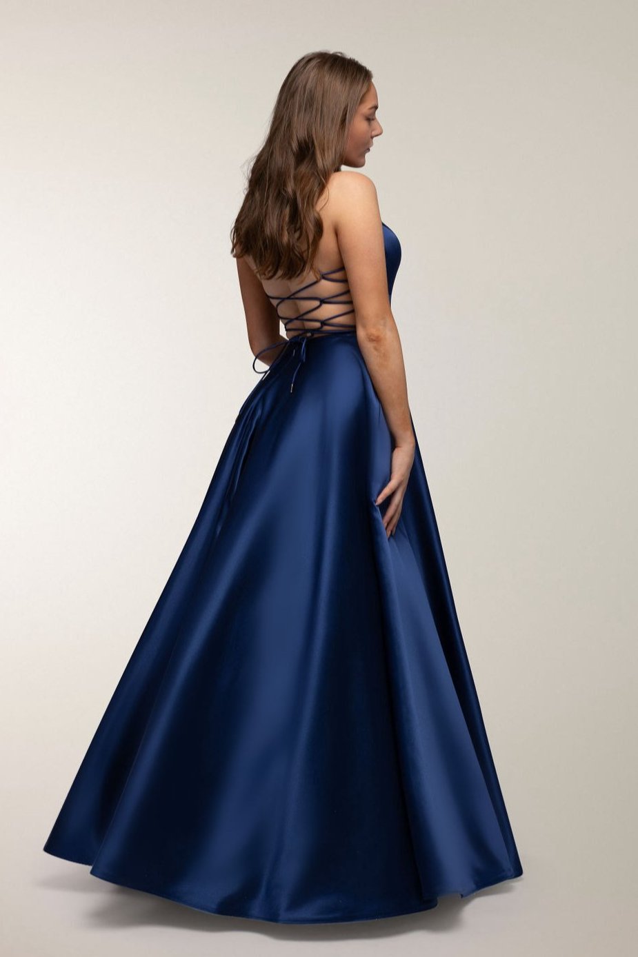 Tummansininen satiininen vanhojentanssimekko avoimella selällä, takakuva.