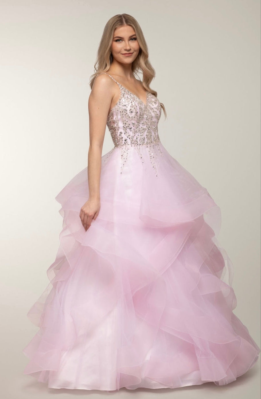 Vaaleanpunainen vanhojentanssimekko kirjailtua yläosa ja röyhelöhelma, sivu.