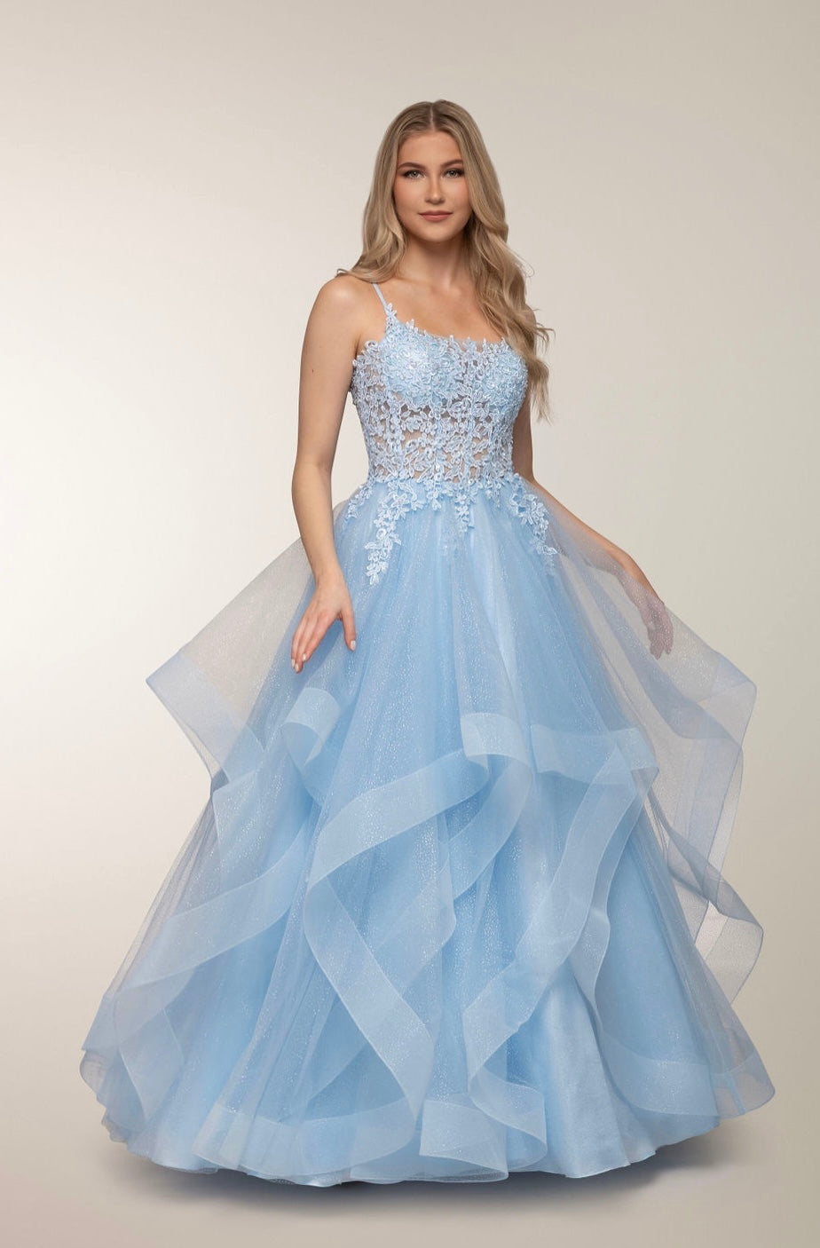 Vaaleansininen vanhojentanssimekko röyhelöhelmalla ja pitsiyläosalla.