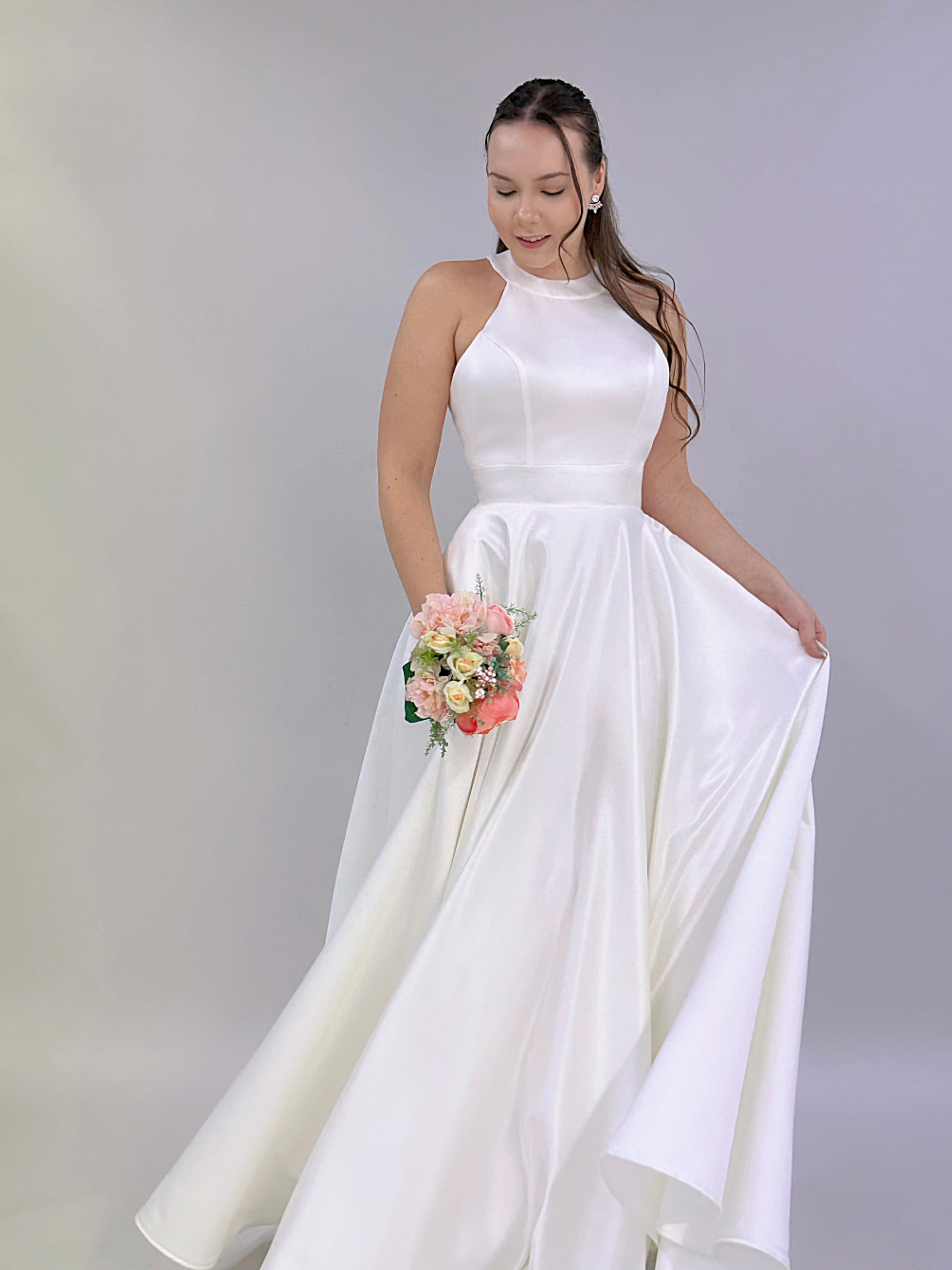 Häämekko halterneck-malli A-linjainen.