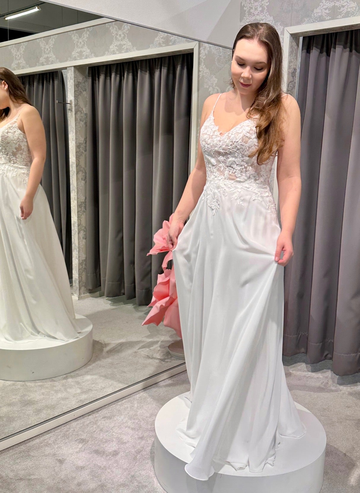 Sifonkinen häämekko, elegantti pitsiyläosa, kevyt laskeutuva helma.