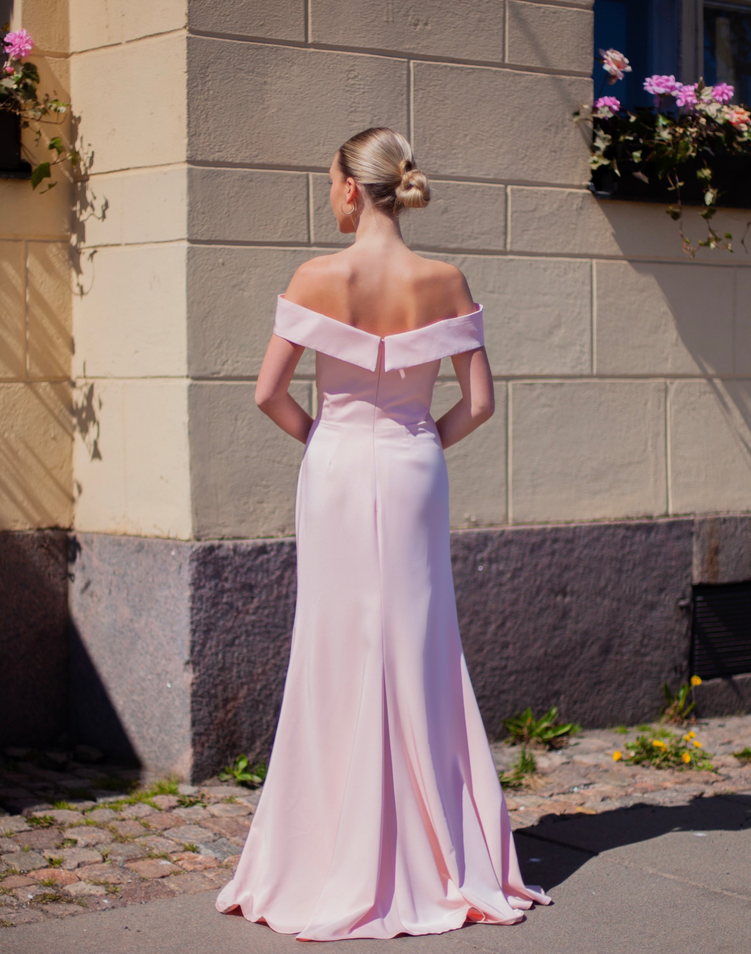 vaaleanpunainen iltapuku, off shoulder olkain, takaa.